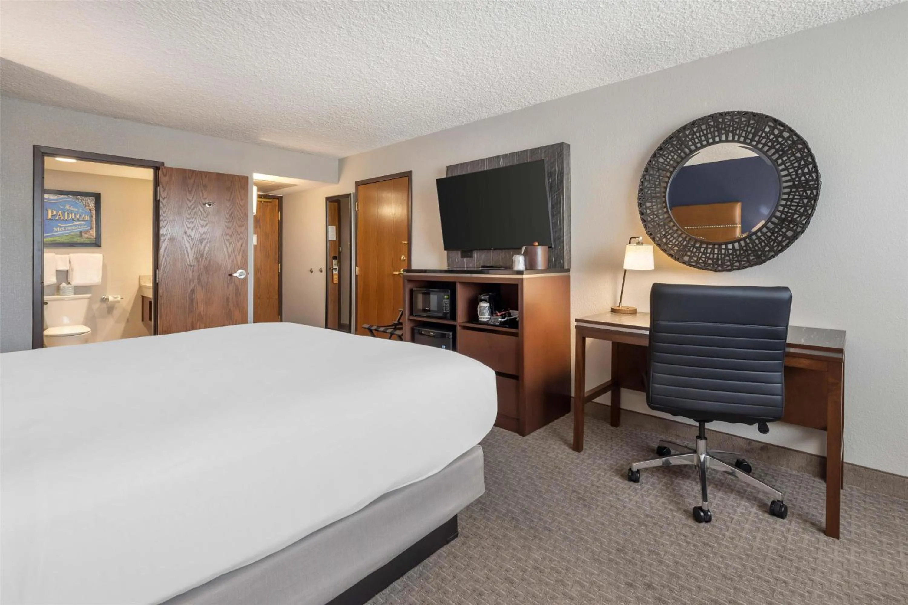 Bedroom, Bed in Drury Inn & Suites Paducah