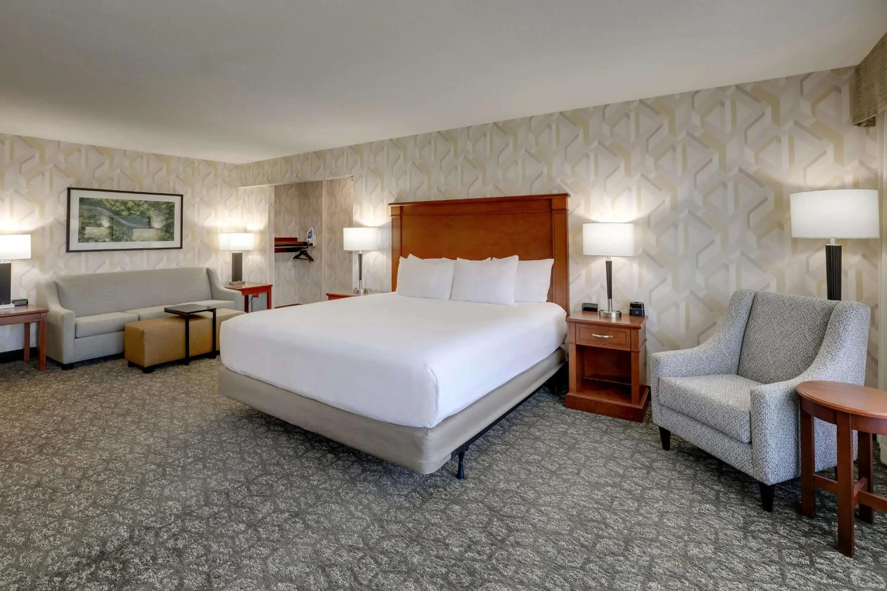 Bedroom, Bed in Drury Inn & Suites Charlotte University Place