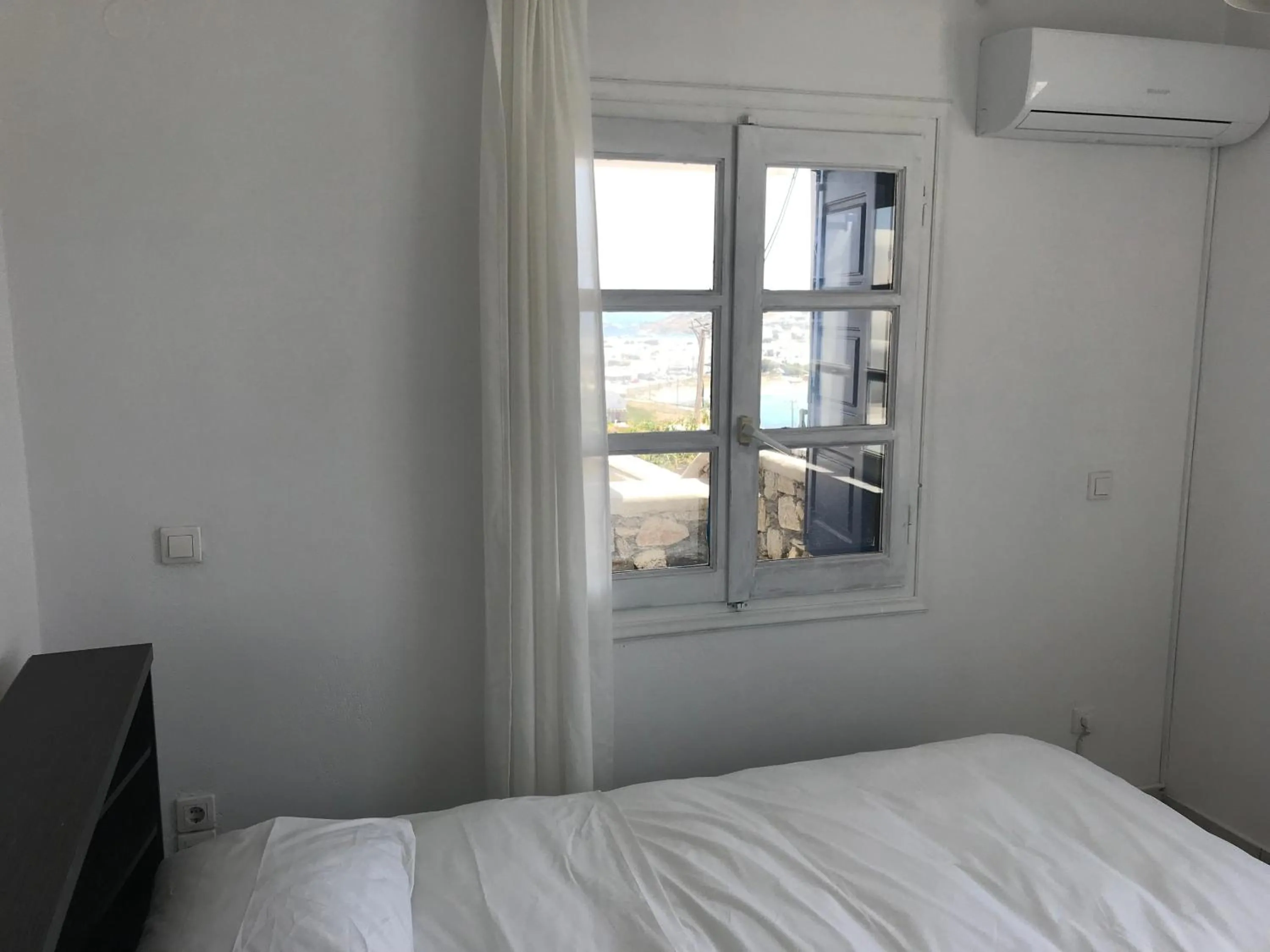 The Corfos Hills House