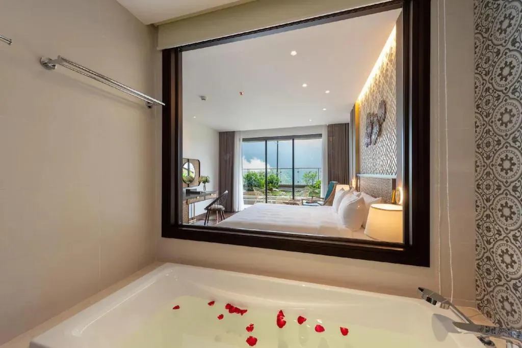 Bathroom, Bed in KK Sapa Hotel