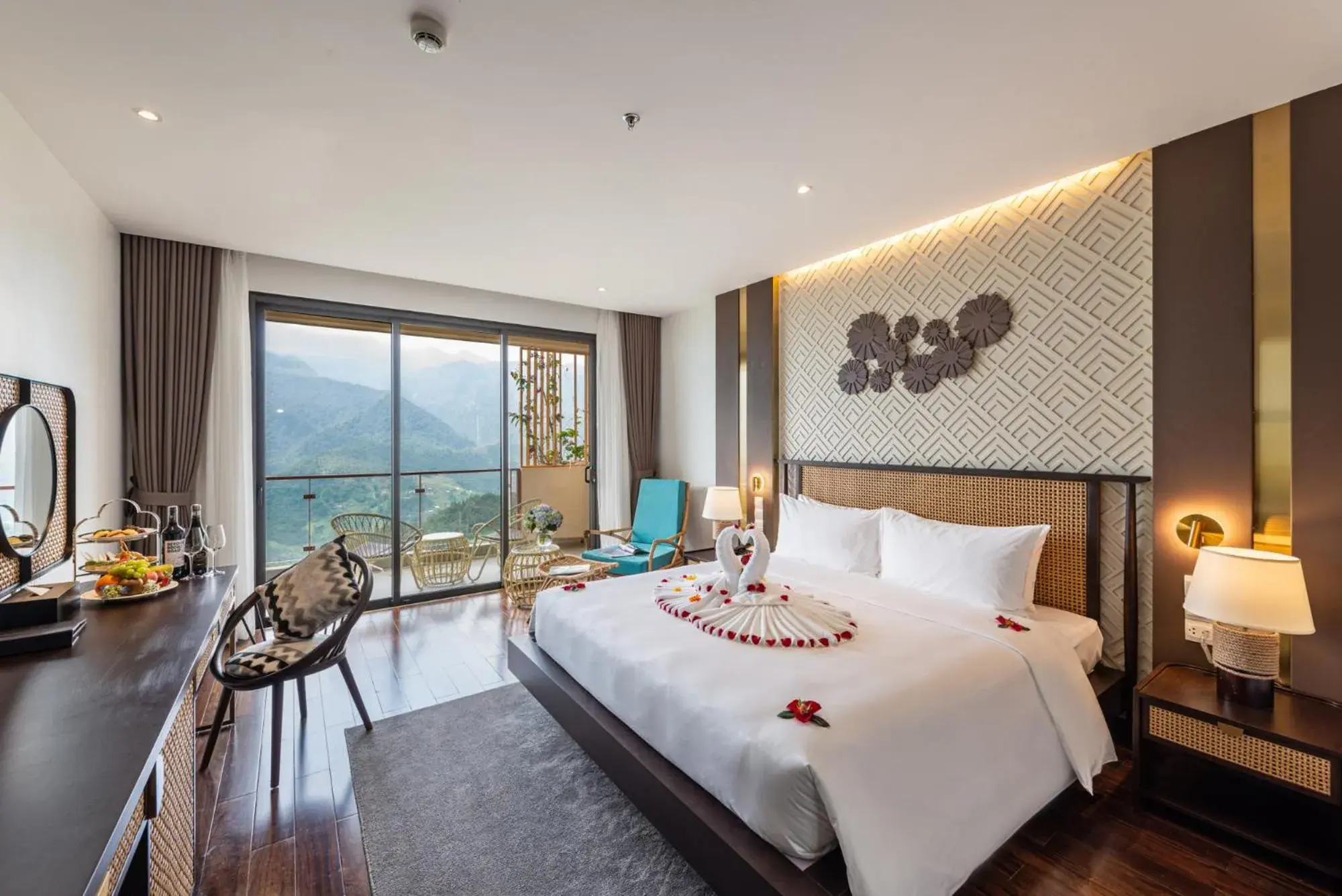 Deluxe Double Room with Balcony and Mountain View in KK Sapa Hotel Deluxe Double Room with Balcony and Mountain View in KK Sapa Hotel