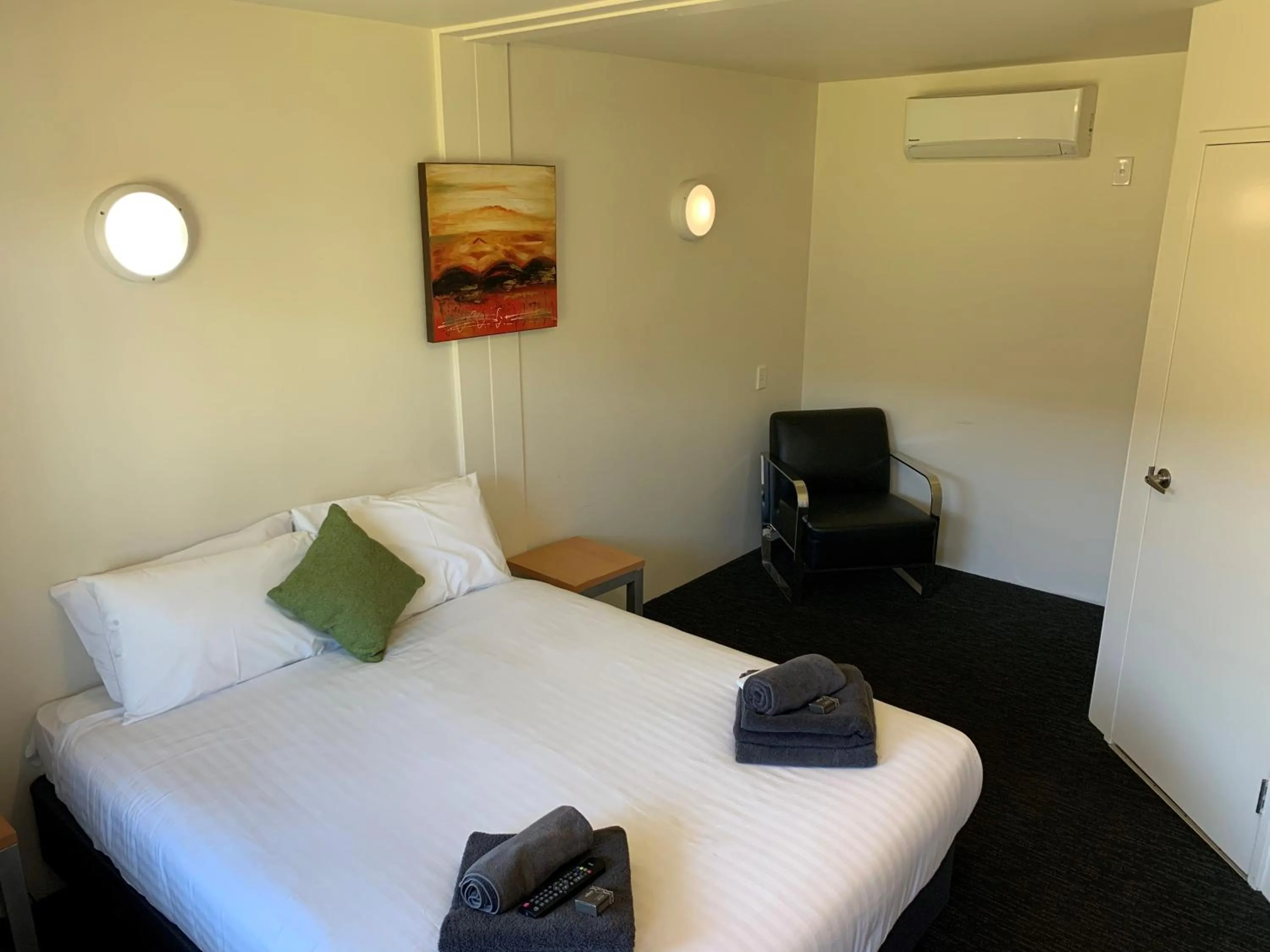 Communal lounge/ TV room, Bed in Victoria Village