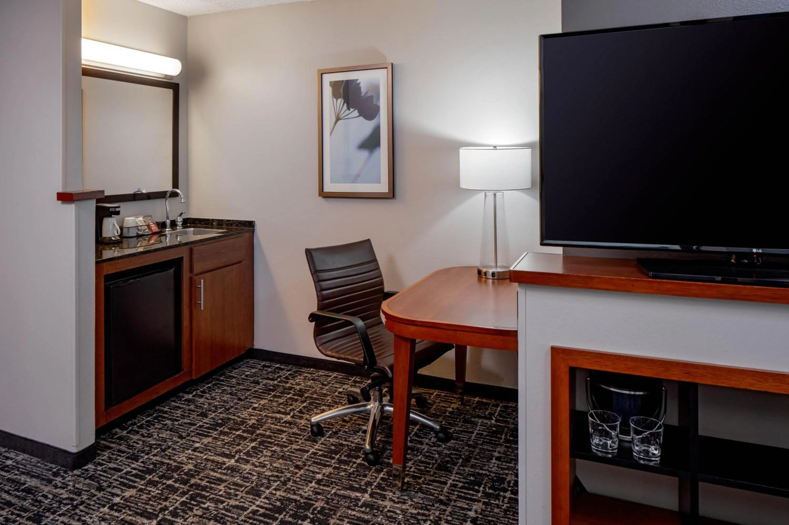 TV and multimedia in Hyatt Place Fair Lawn Paramus