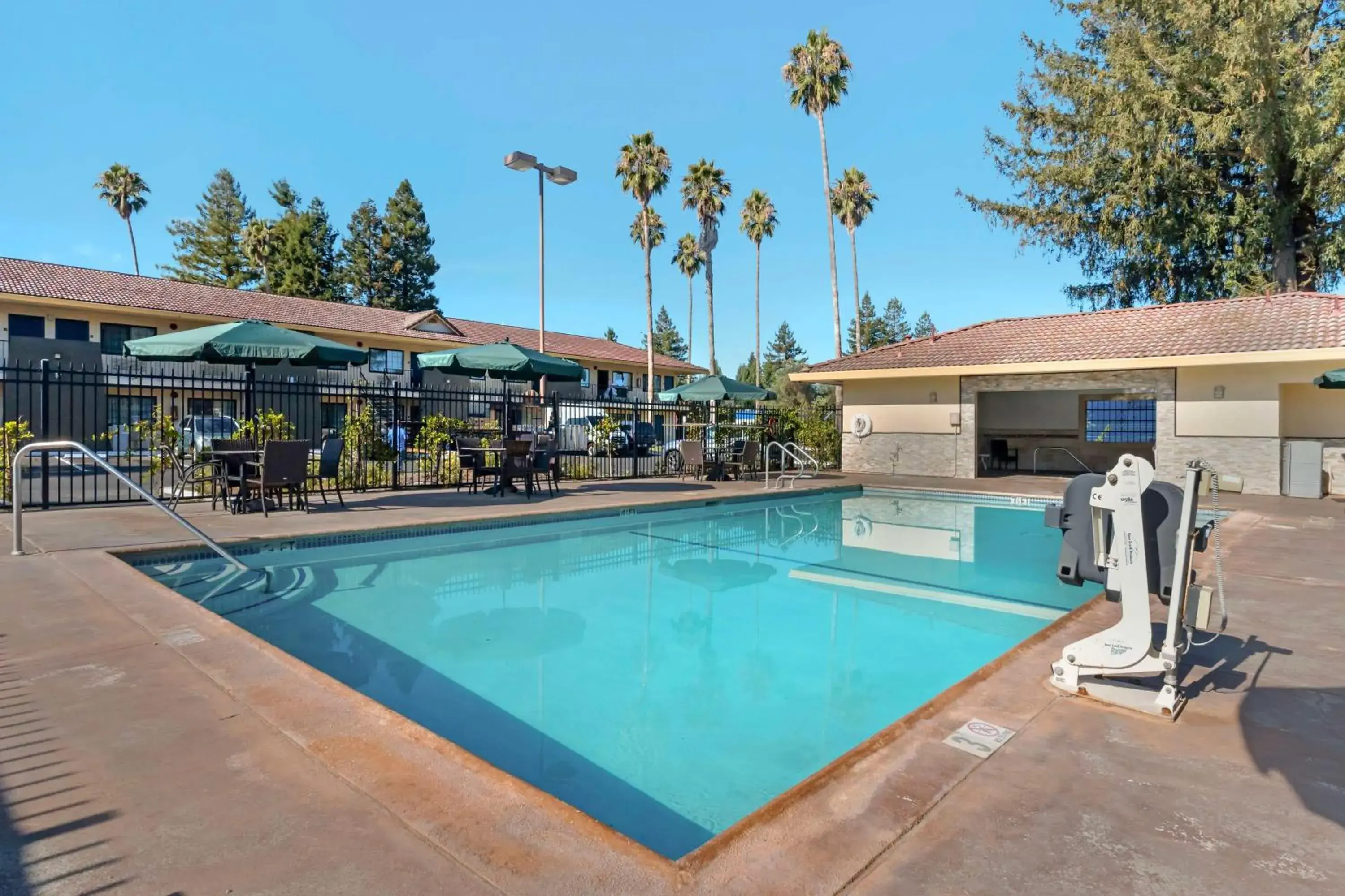 Pool view in Sonoma Winegrower's Inn Pool view in Sonoma Winegrower's Inn