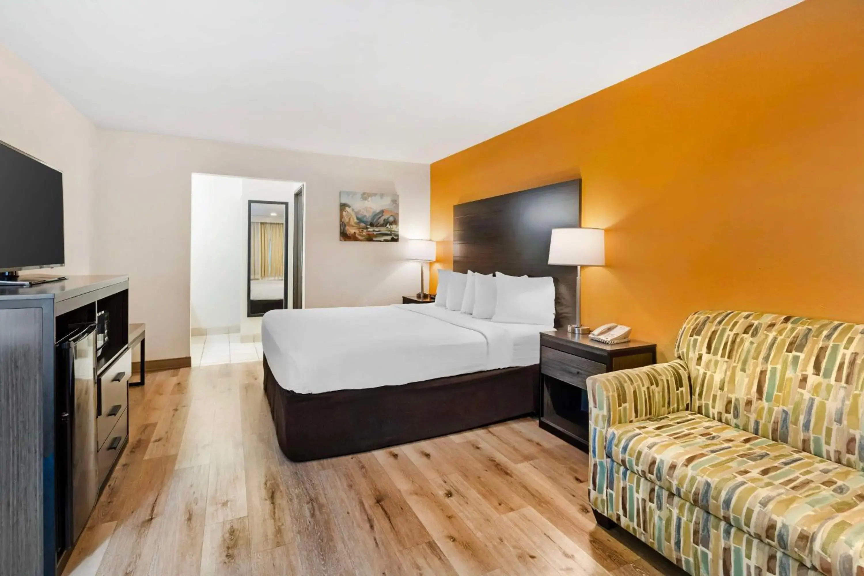 Queen Room with Roll-In Shower - Disability Access/Non-Smoking in Sonoma Winegrower's Inn Queen Room with Roll-In Shower - Disability Access/Non-Smoking in Sonoma Winegrower's Inn