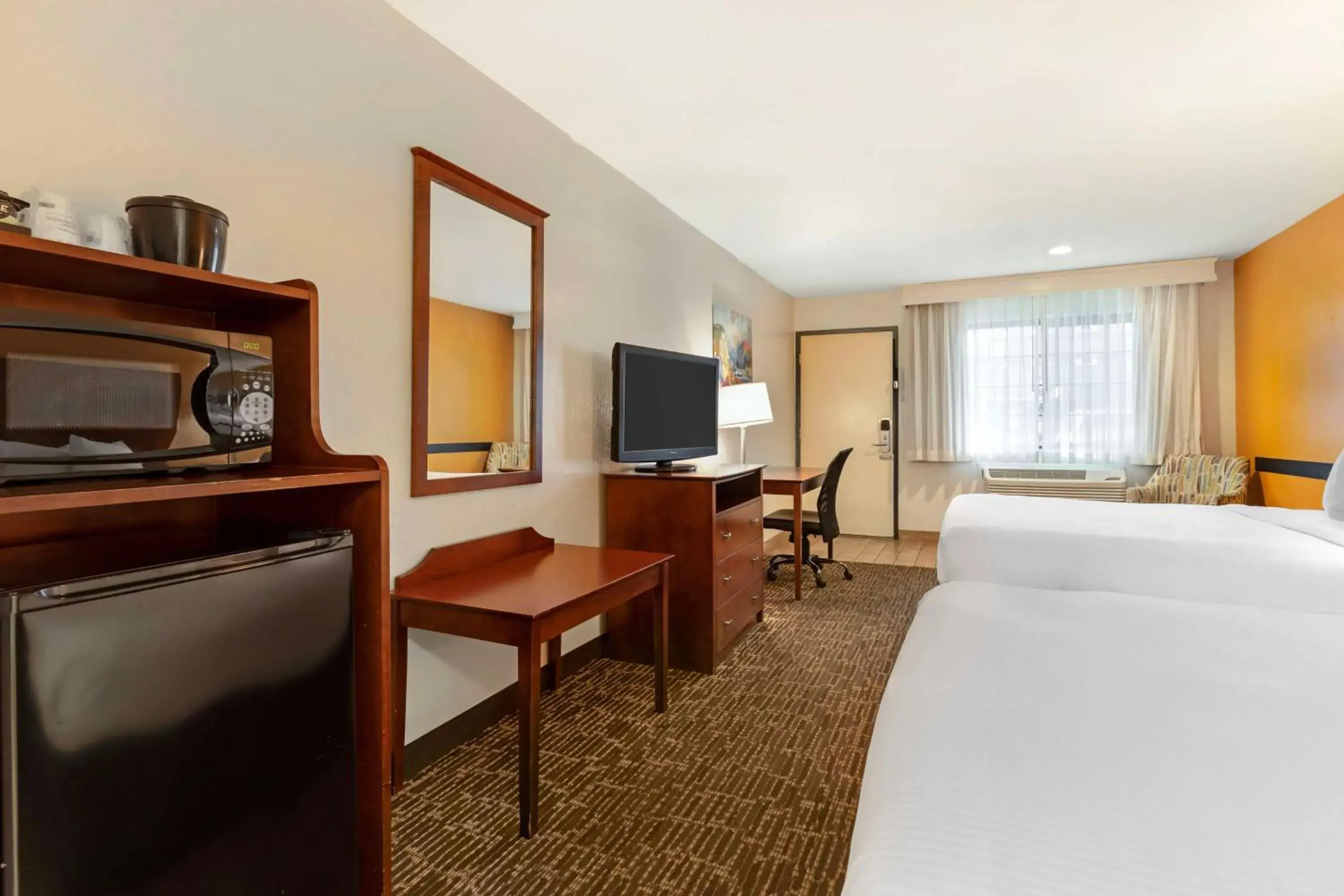 Queen Room with Two Queen Beds - Non-Smoking in Sonoma Winegrower's Inn Queen Room with Two Queen Beds - Non-Smoking in Sonoma Winegrower's Inn