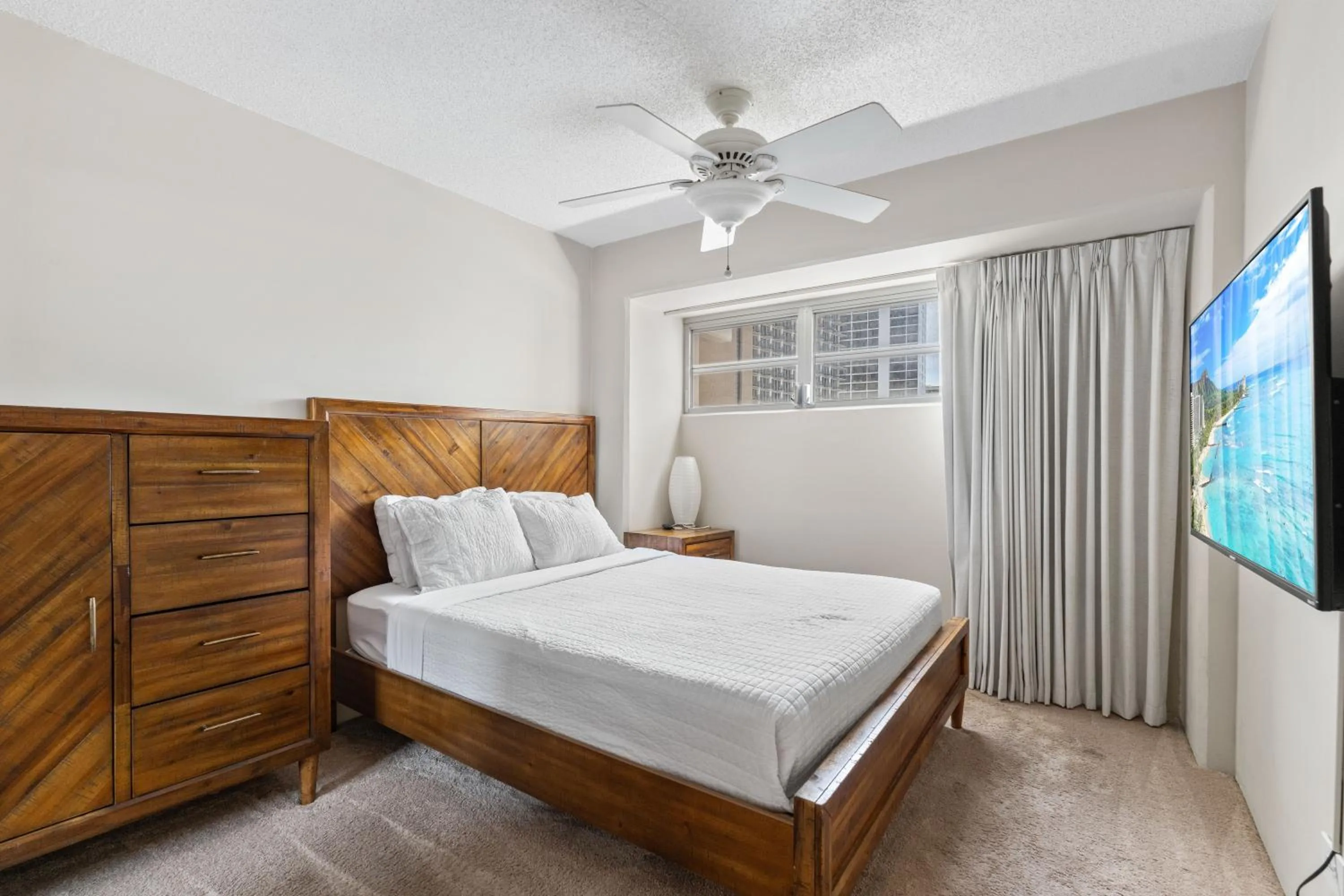 Bed in Ocean View from Lanais-2 Blocks to Waikiki Beach