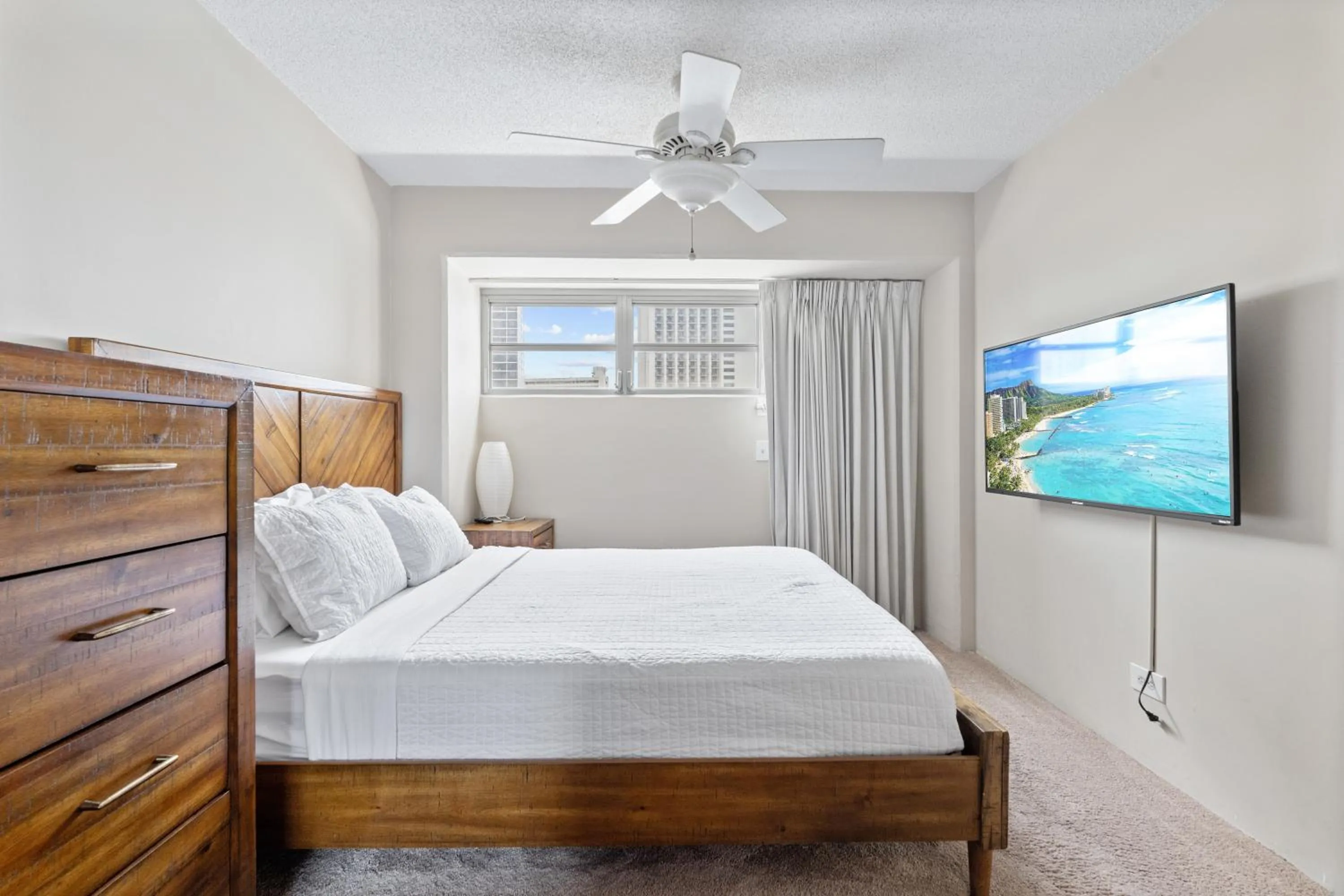 Bed in Ocean View from Lanais-2 Blocks to Waikiki Beach