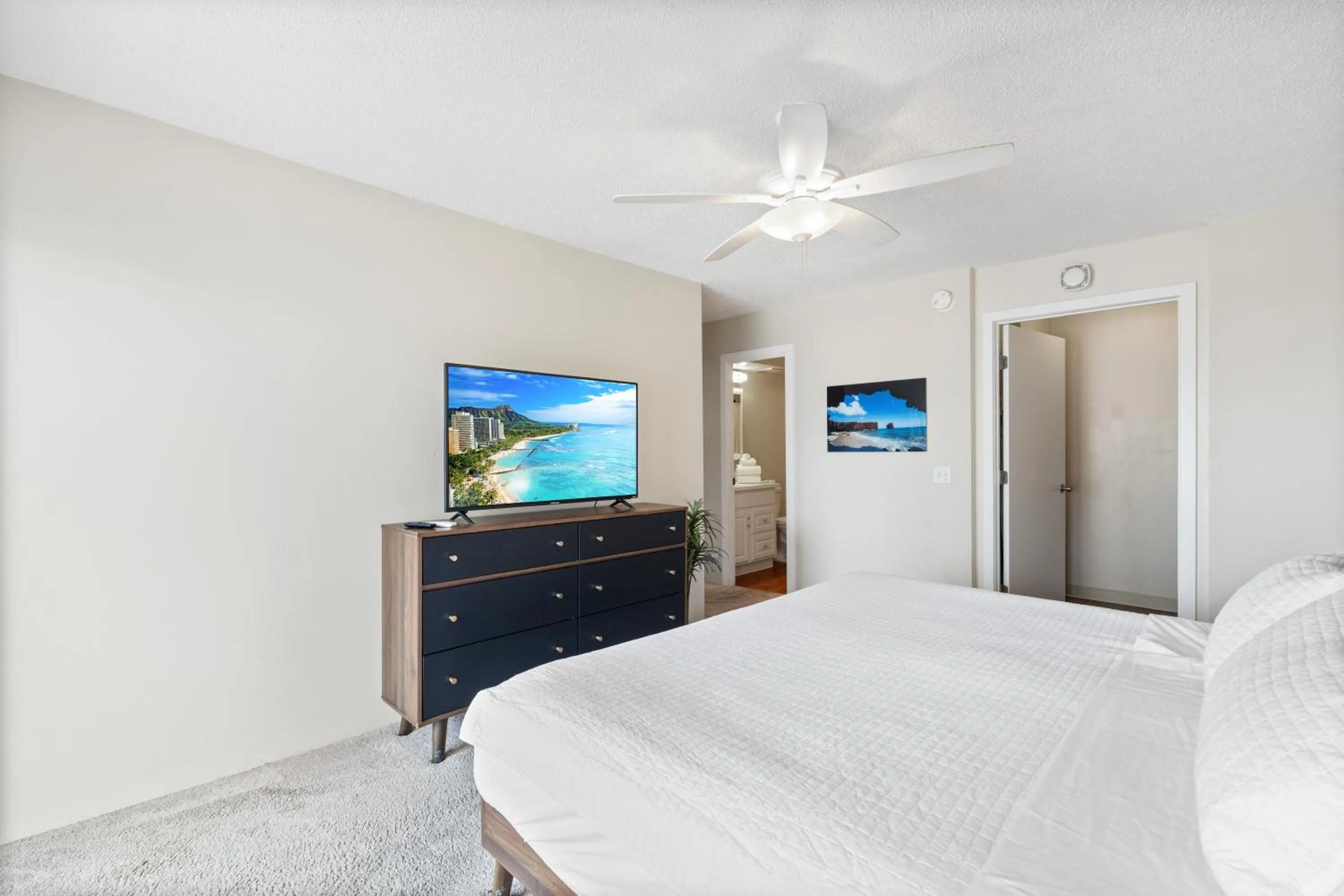 Bed in Ocean View from Lanais-2 Blocks to Waikiki Beach