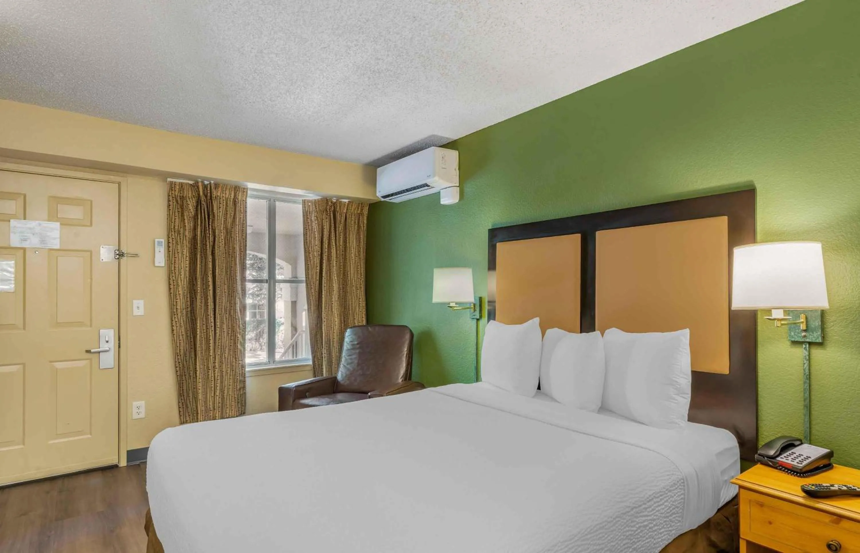 Bedroom, Bed in Extended Stay America Suites - Portland - Beaverton