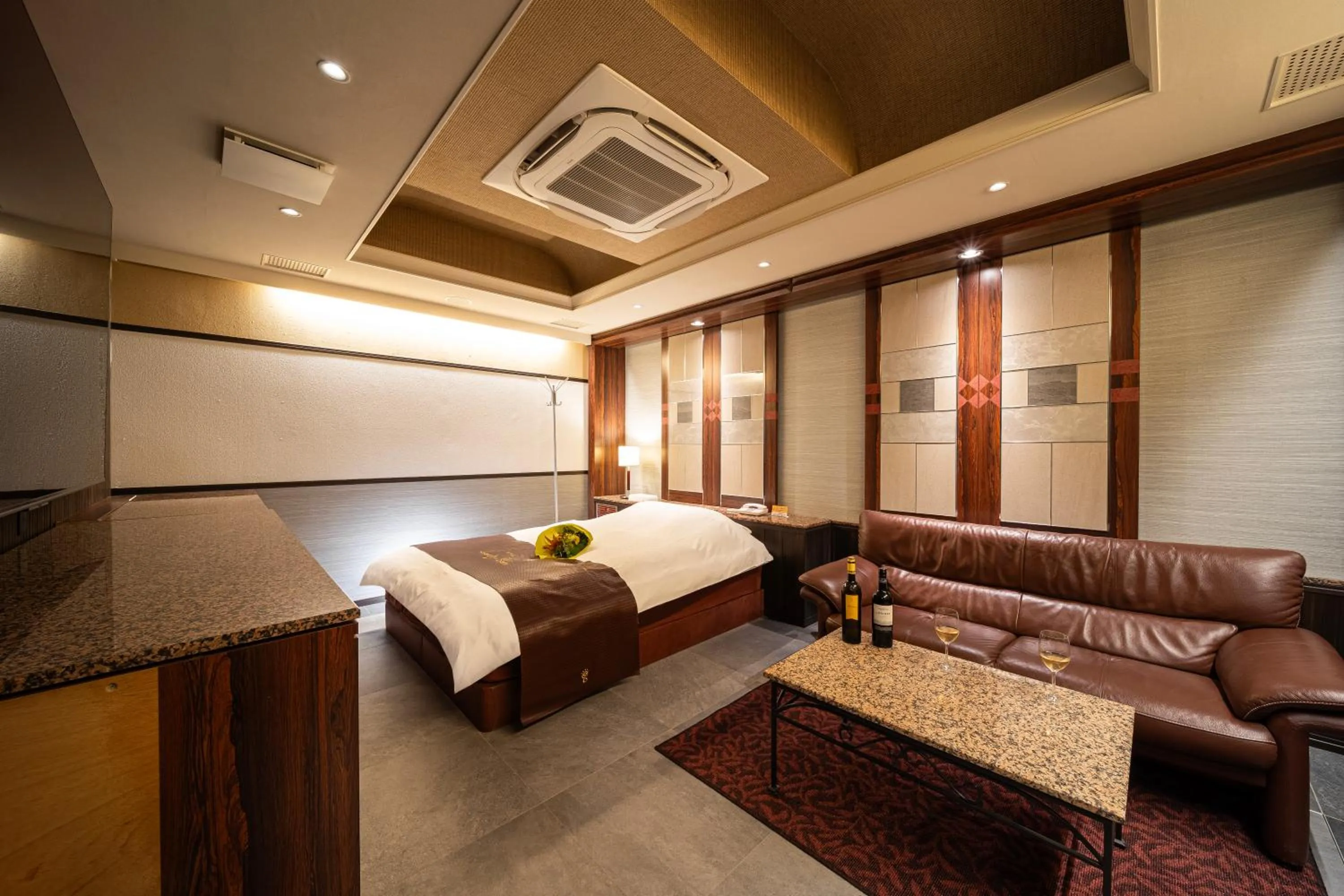 Photo of the whole room, Bed in Lucky Sun