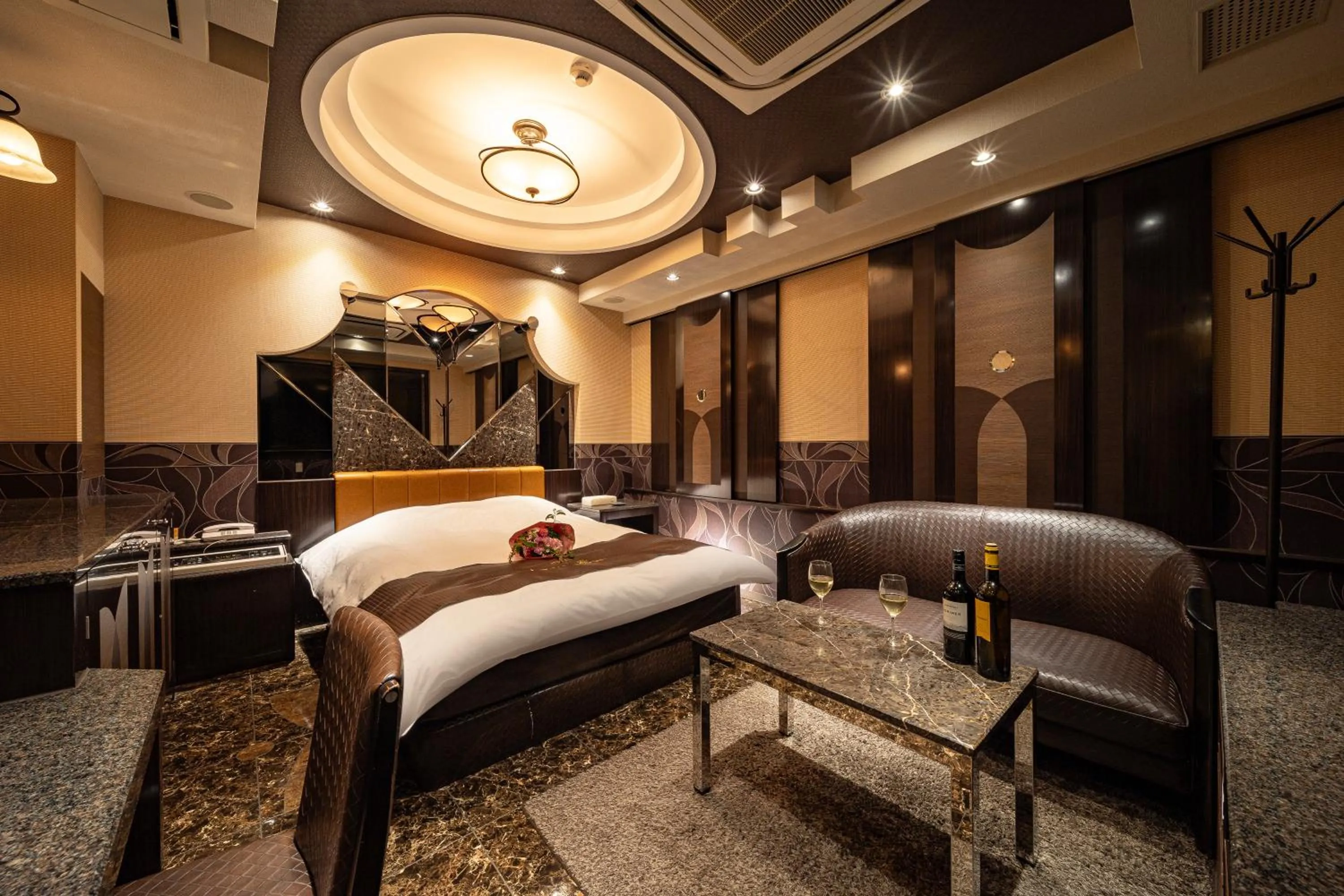 Photo of the whole room, Bed in Lucky Sun