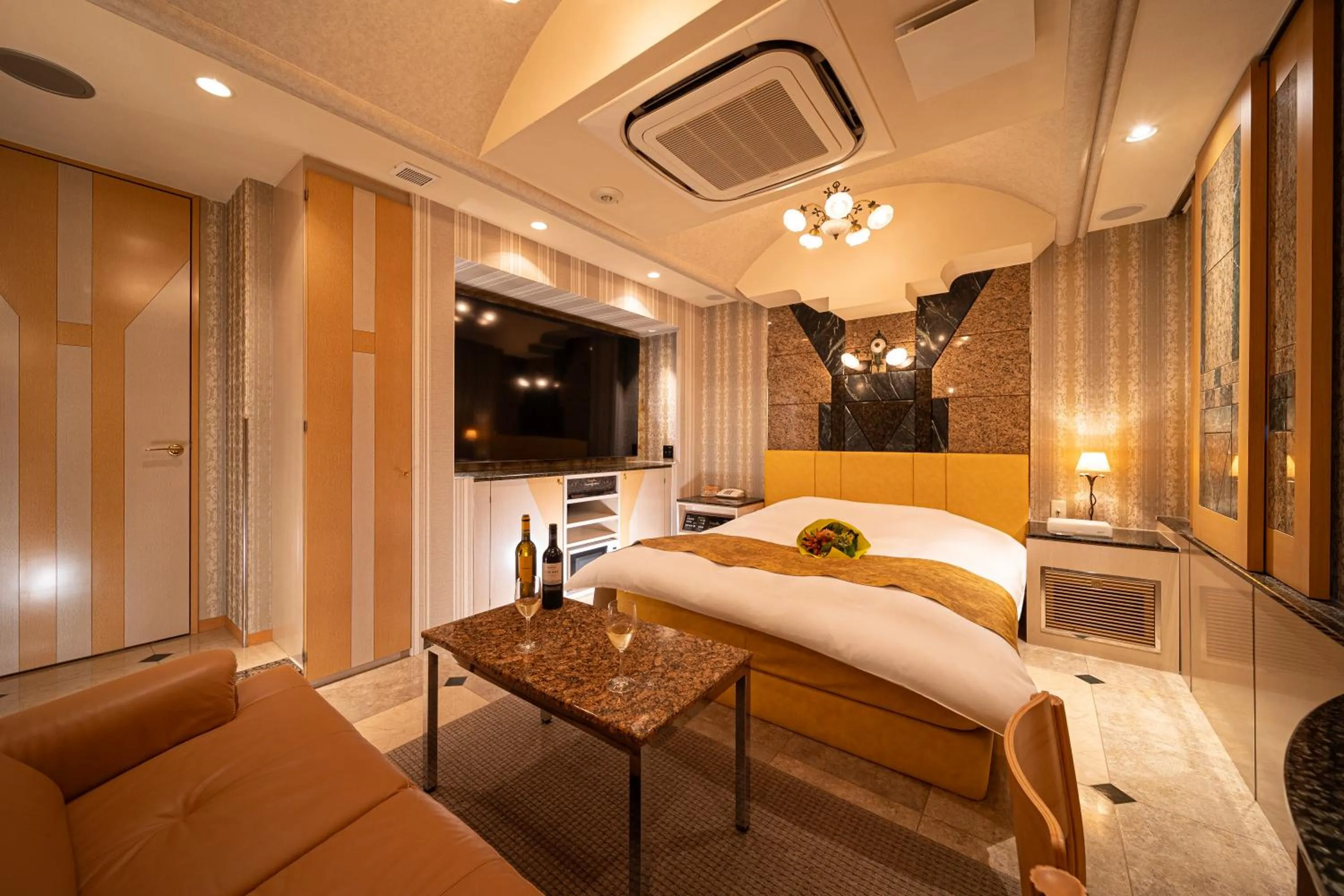 Photo of the whole room, Bed in Lucky Sun