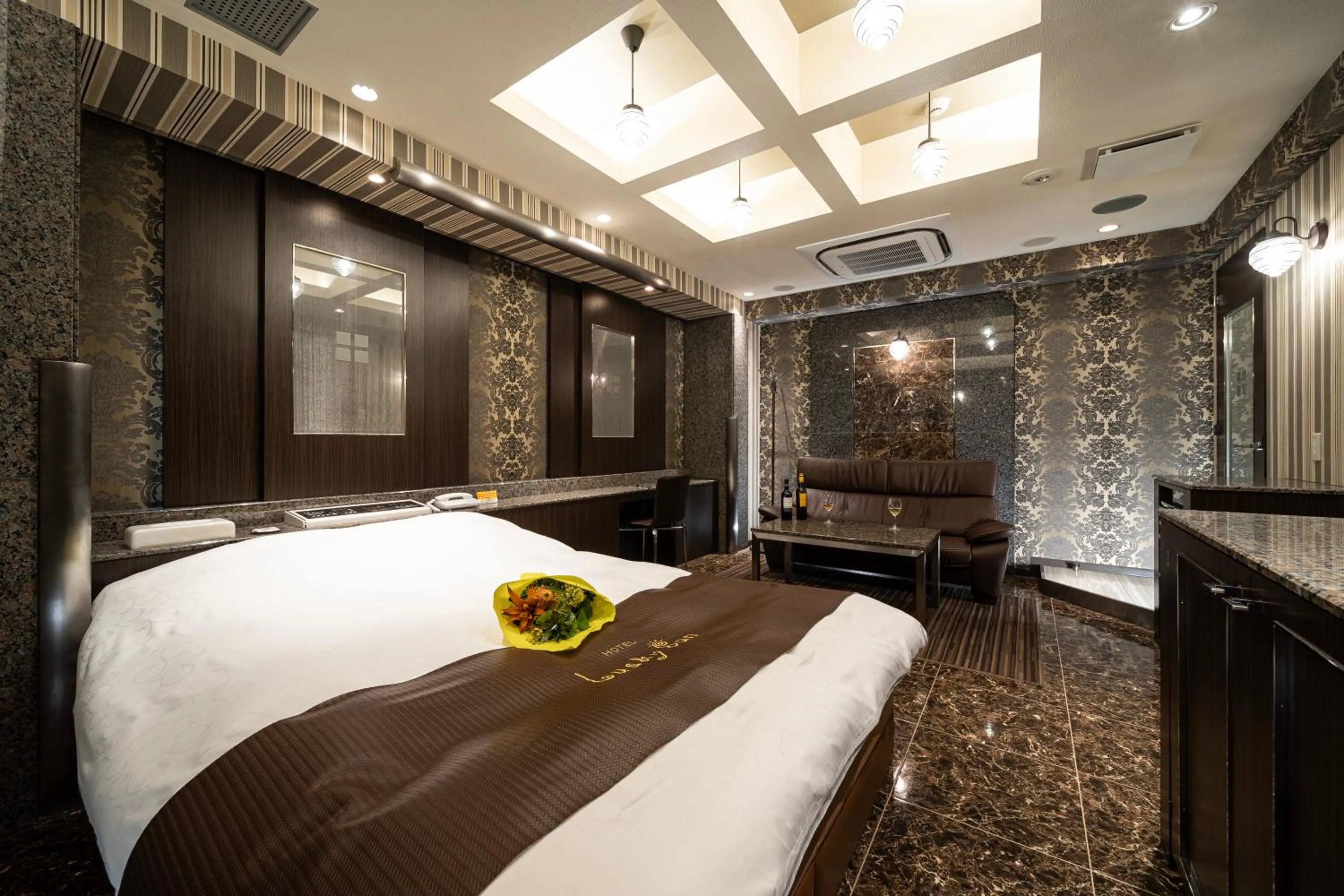 Photo of the whole room, Bed in Lucky Sun