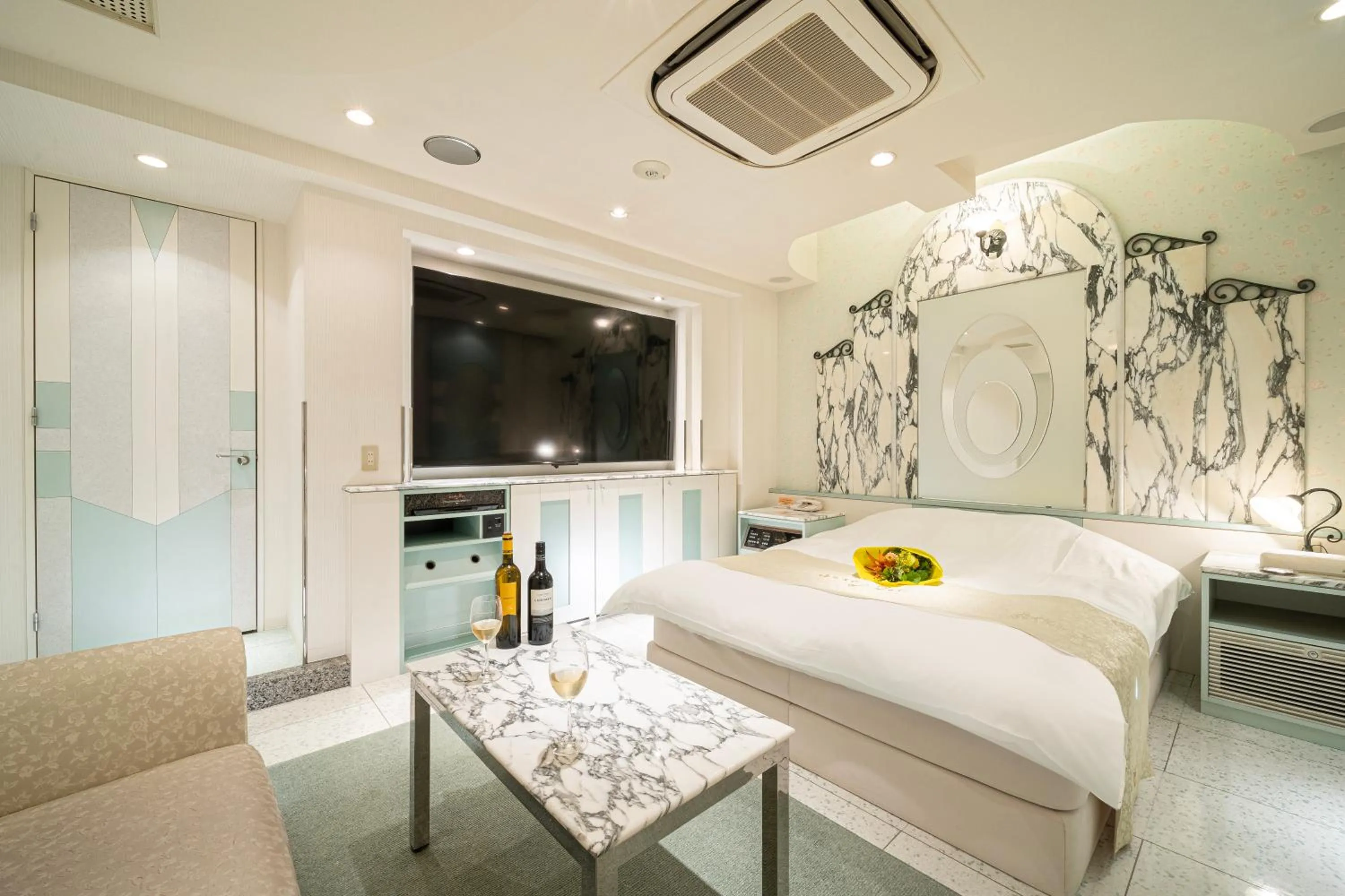 Photo of the whole room, Bed in Lucky Sun