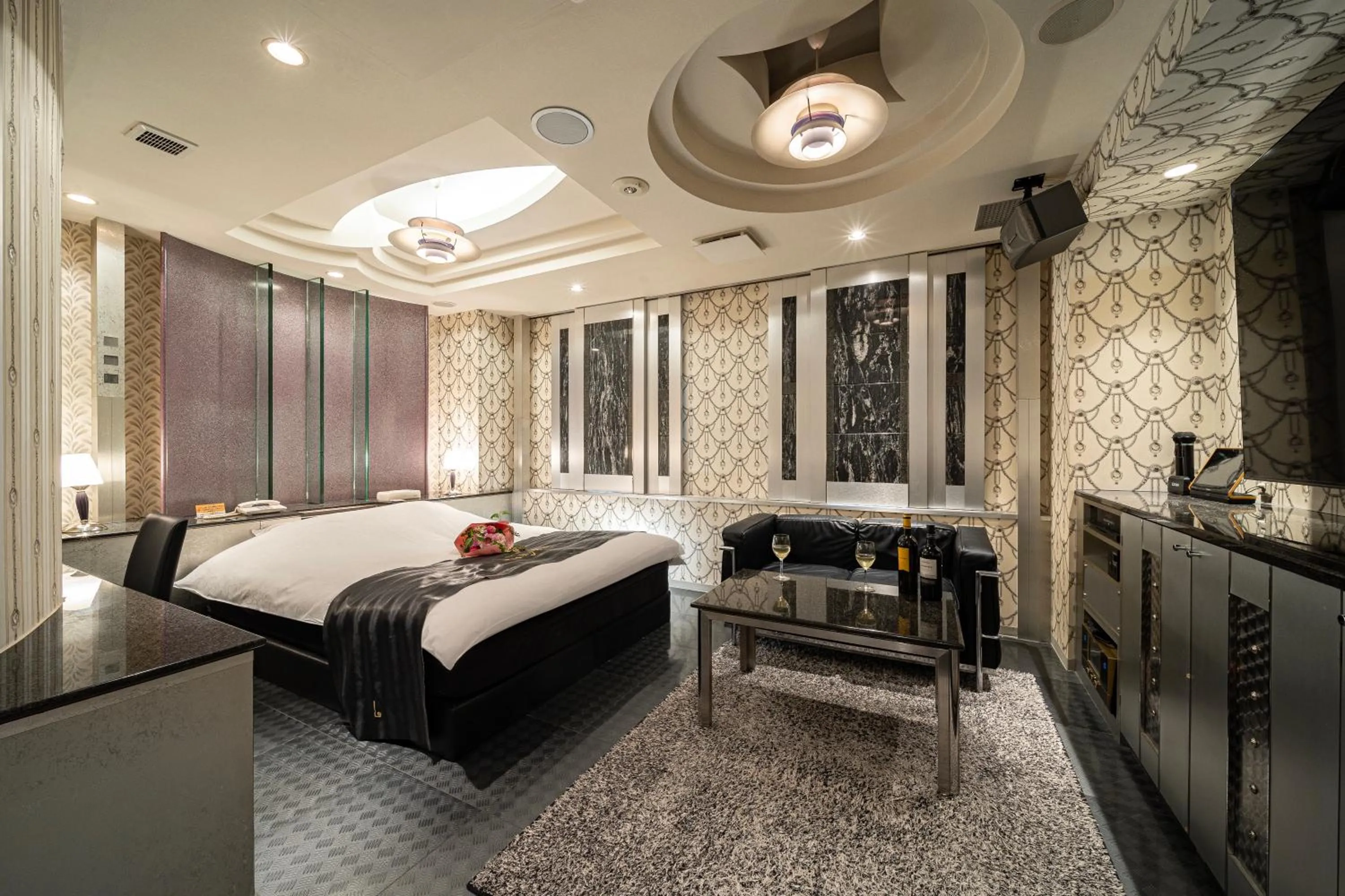 Photo of the whole room, Bed in Lucky Sun