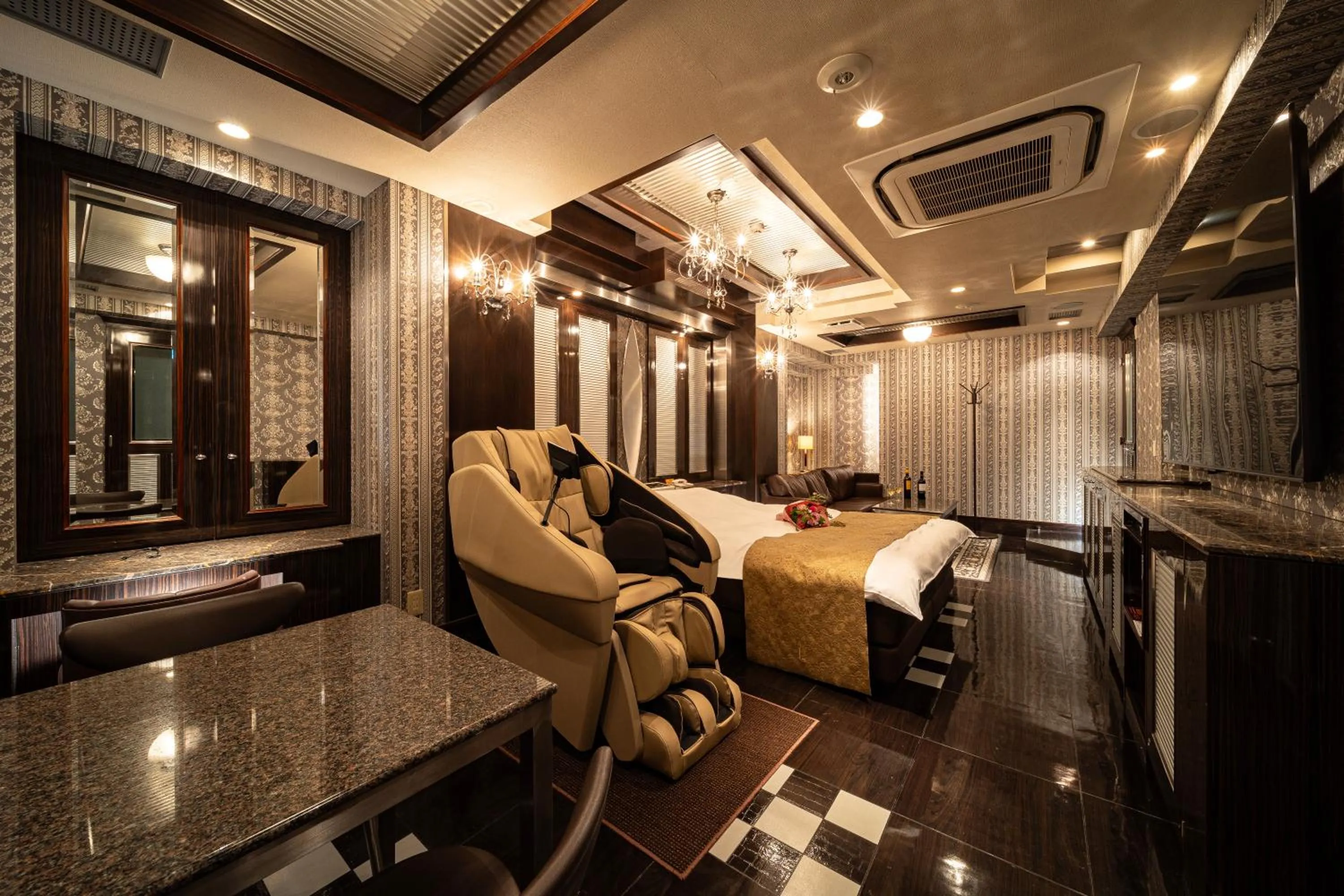 Photo of the whole room in Lucky Sun