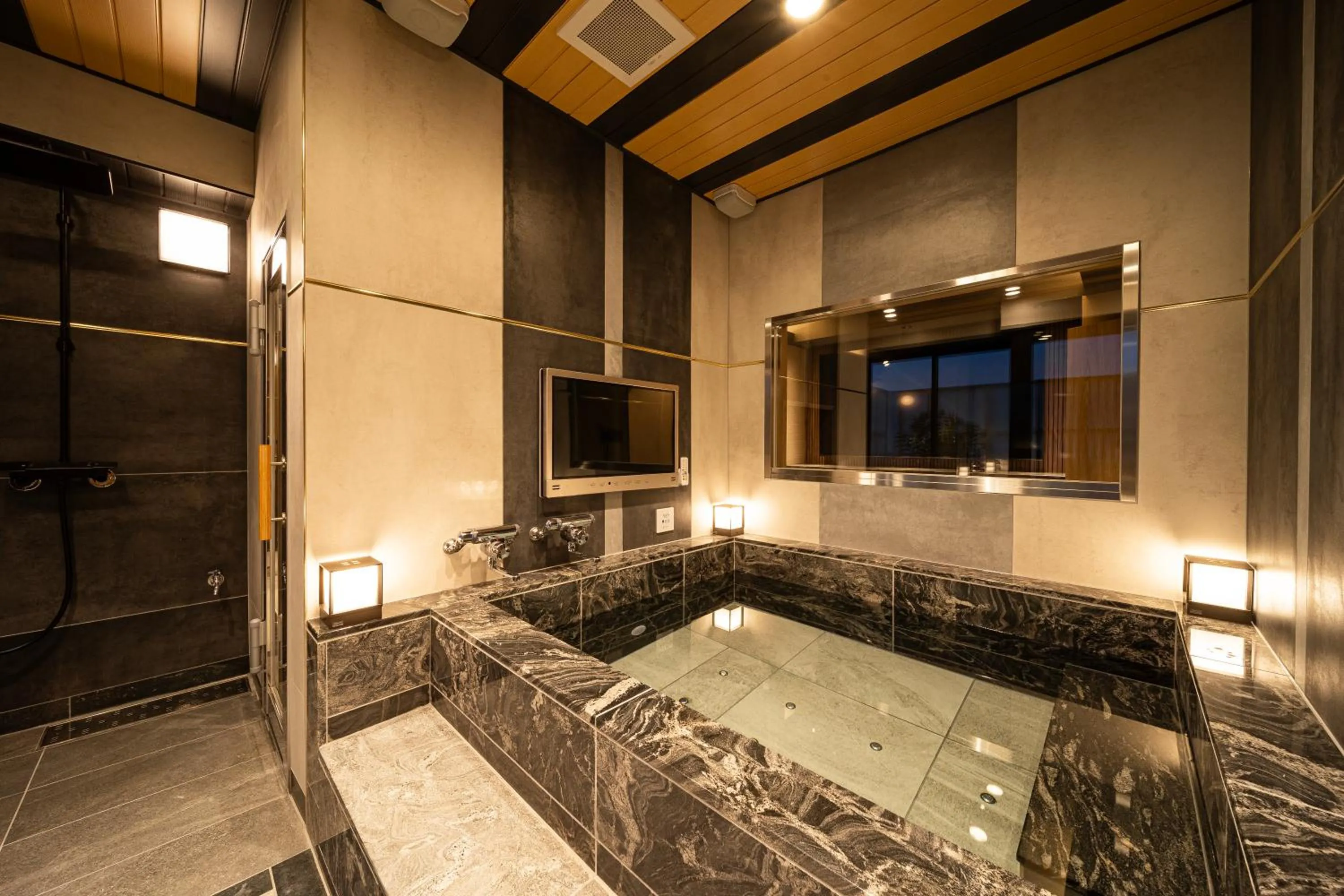 Open Air Bath in Lucky Sun