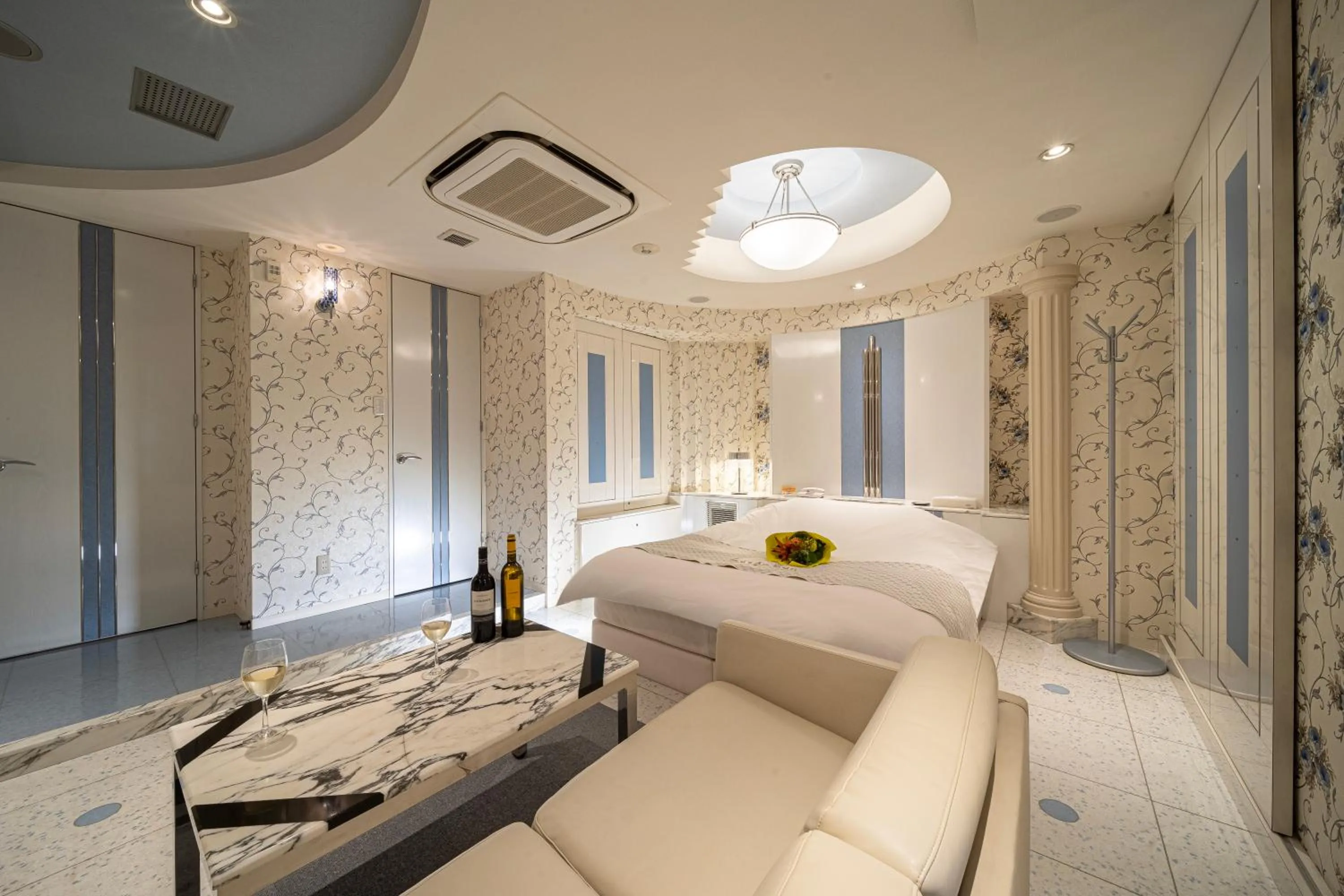 Photo of the whole room, Bed in Lucky Sun