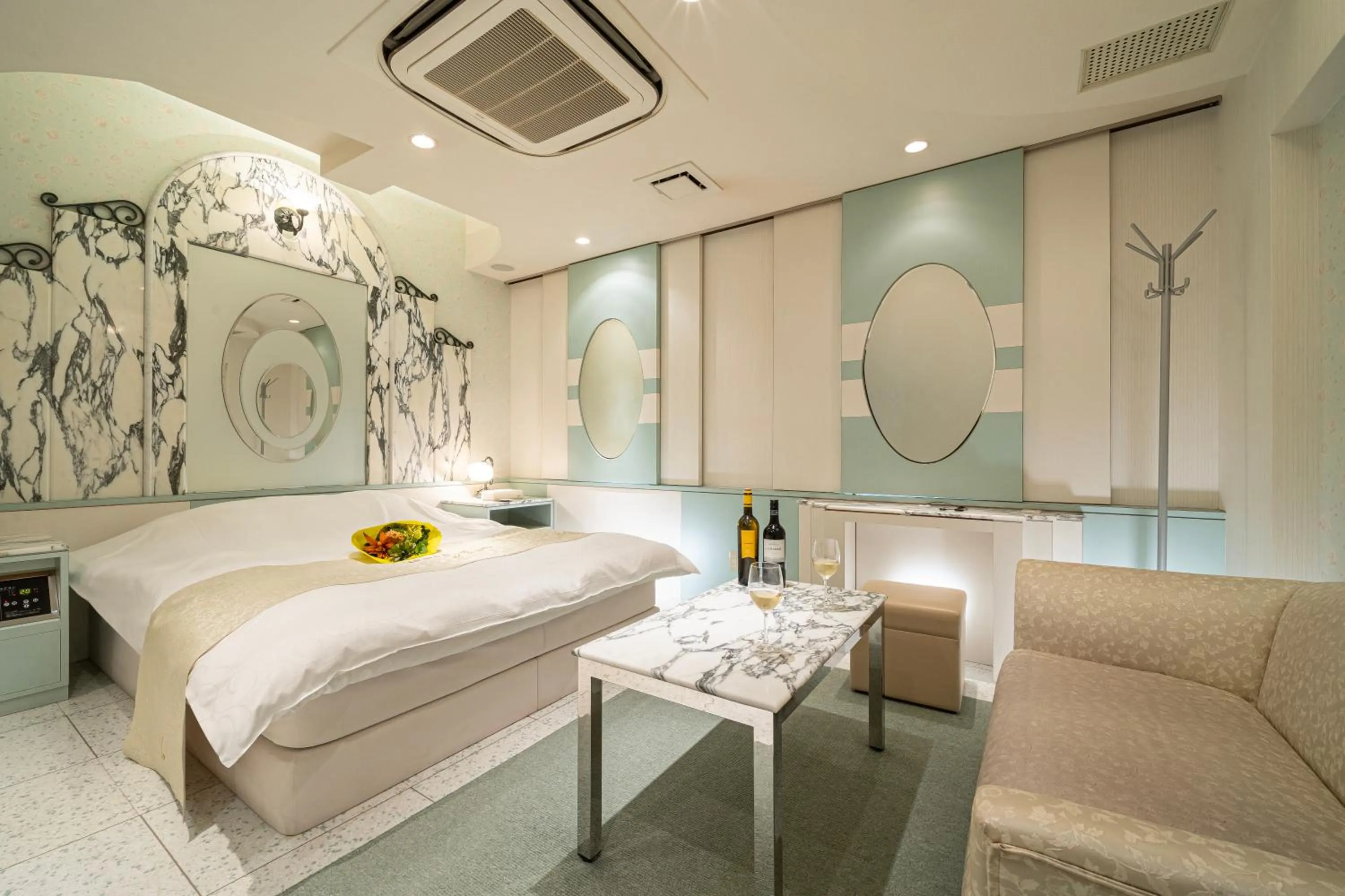 Photo of the whole room, Bed in Lucky Sun