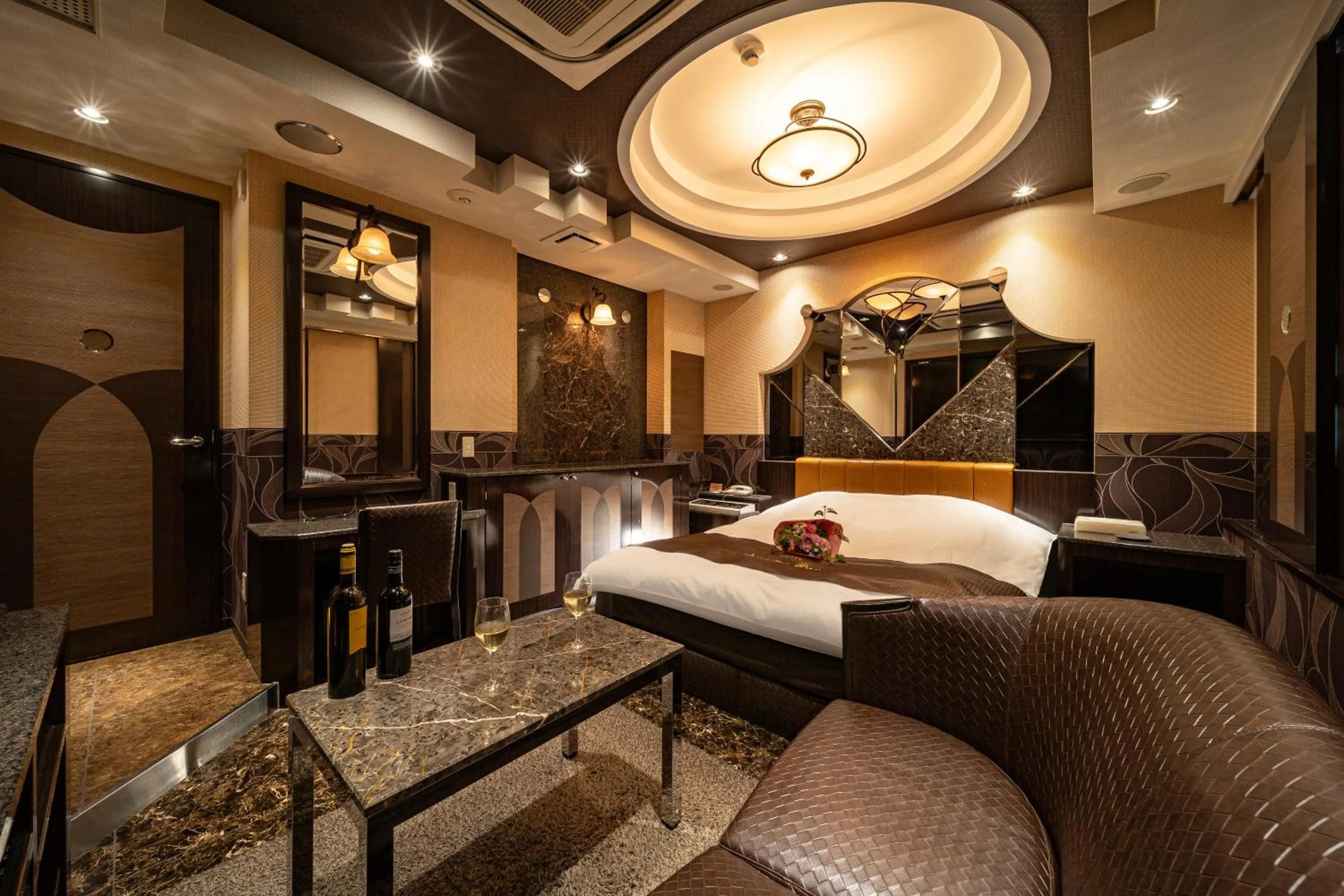 Photo of the whole room, Bed in Lucky Sun