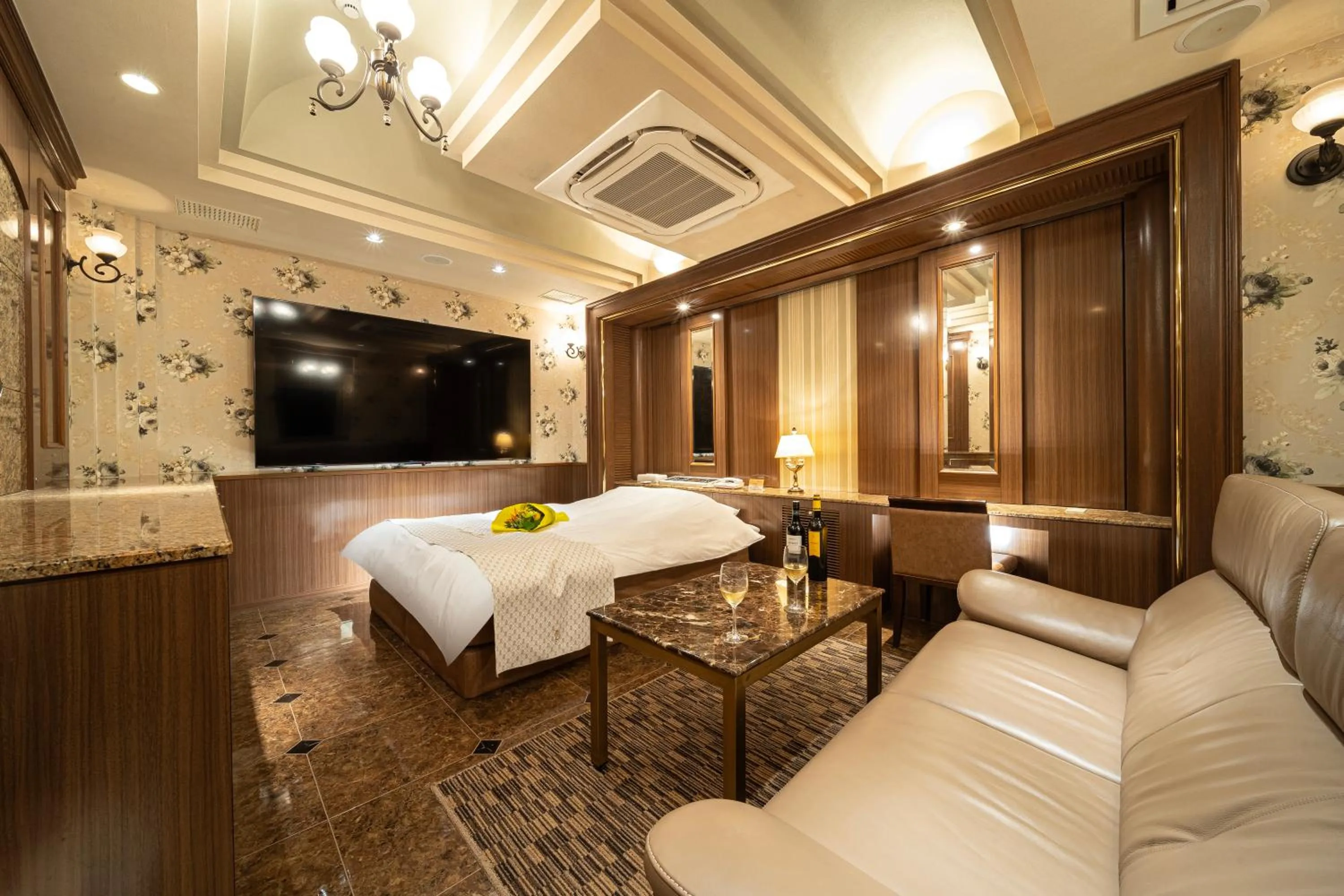 Photo of the whole room, Bed in Lucky Sun