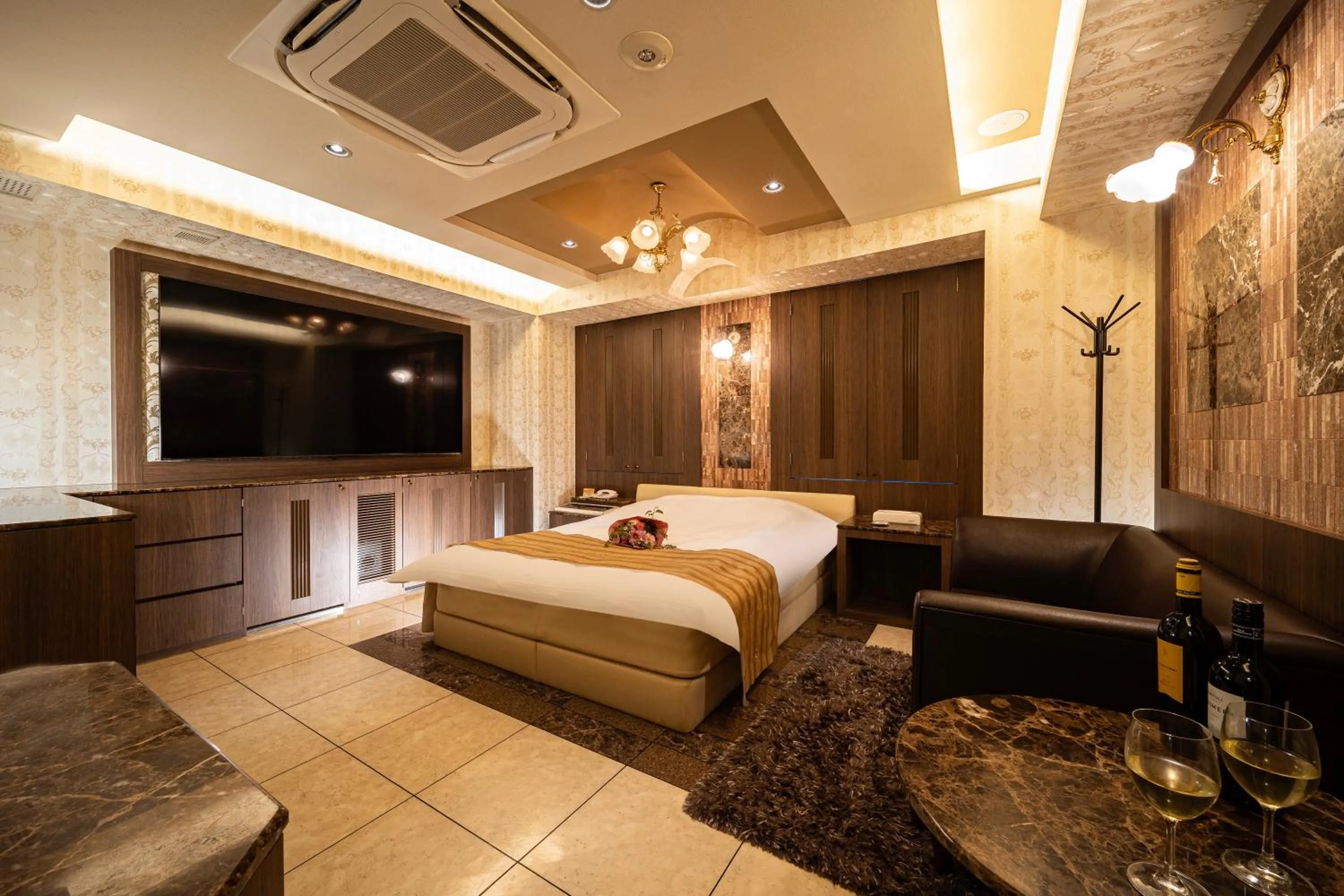 Photo of the whole room, Bed in Lucky Sun