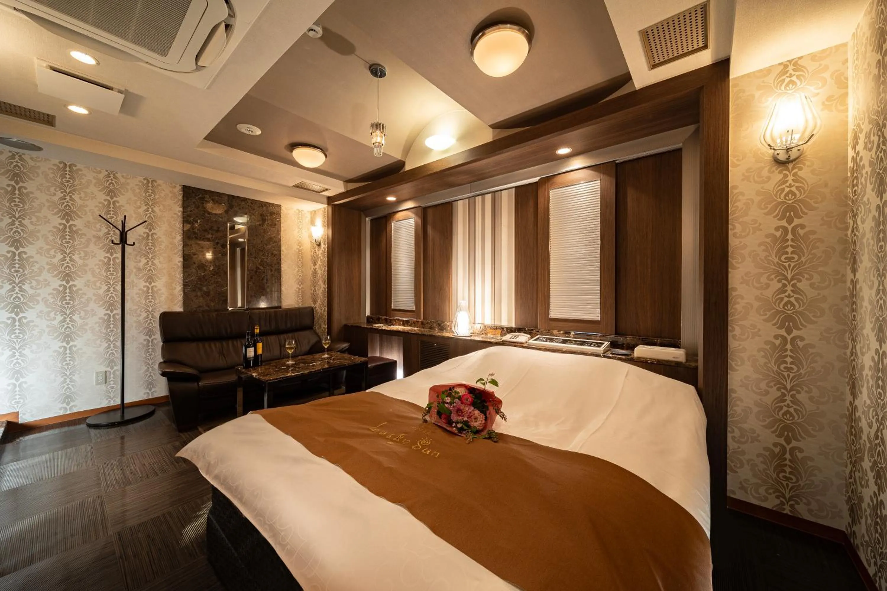 Photo of the whole room, Bed in Lucky Sun