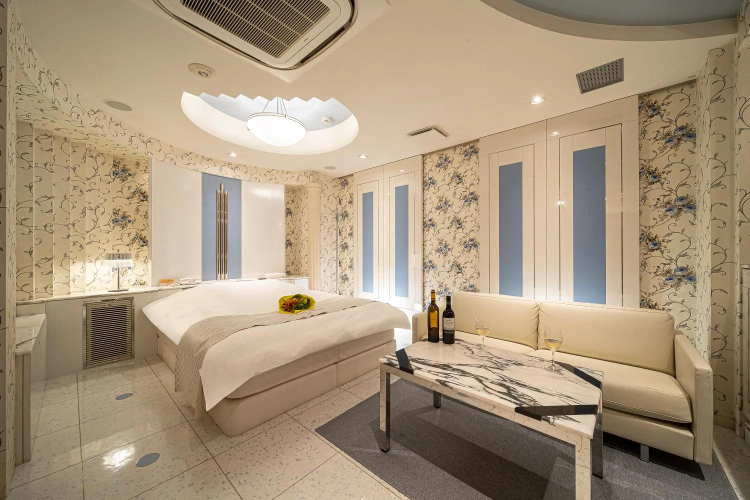 Photo of the whole room, Bed in Lucky Sun