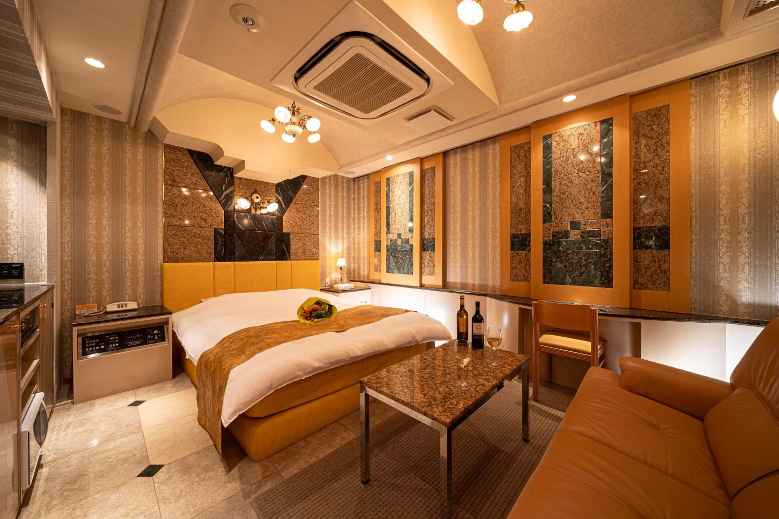 Photo of the whole room, Bed in Lucky Sun