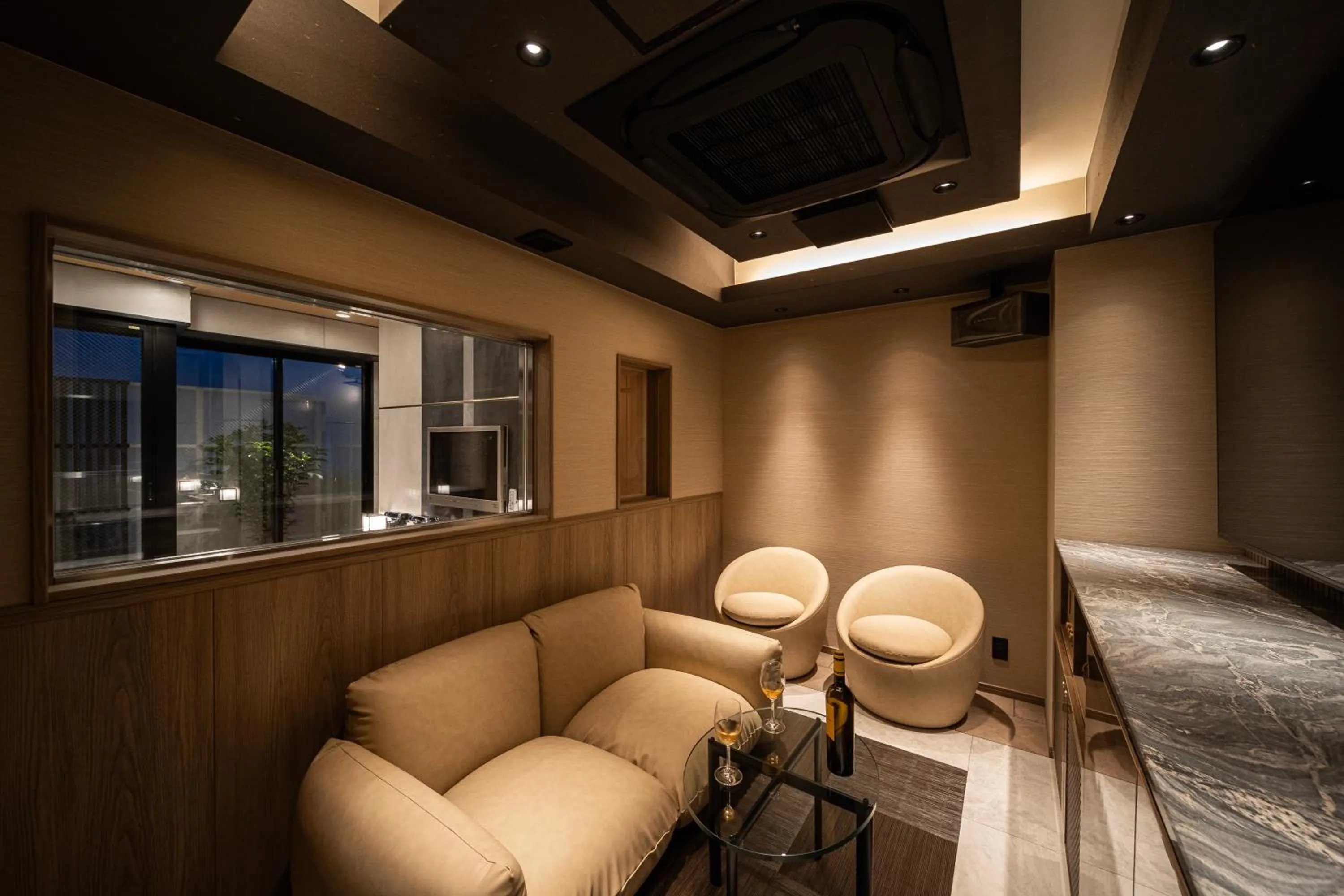 Karaoke, Bed in Lucky Sun