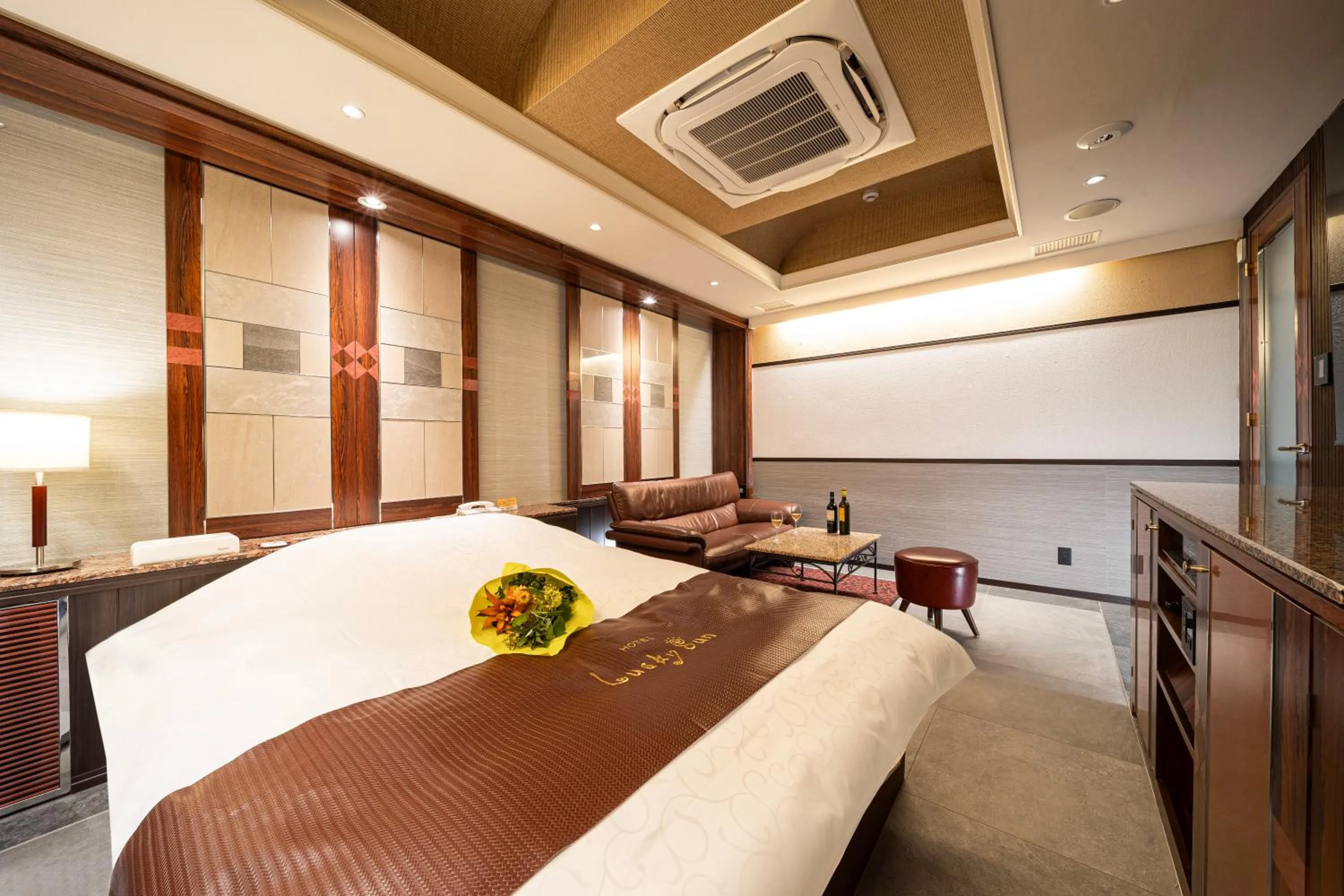 Photo of the whole room, Bed in Lucky Sun