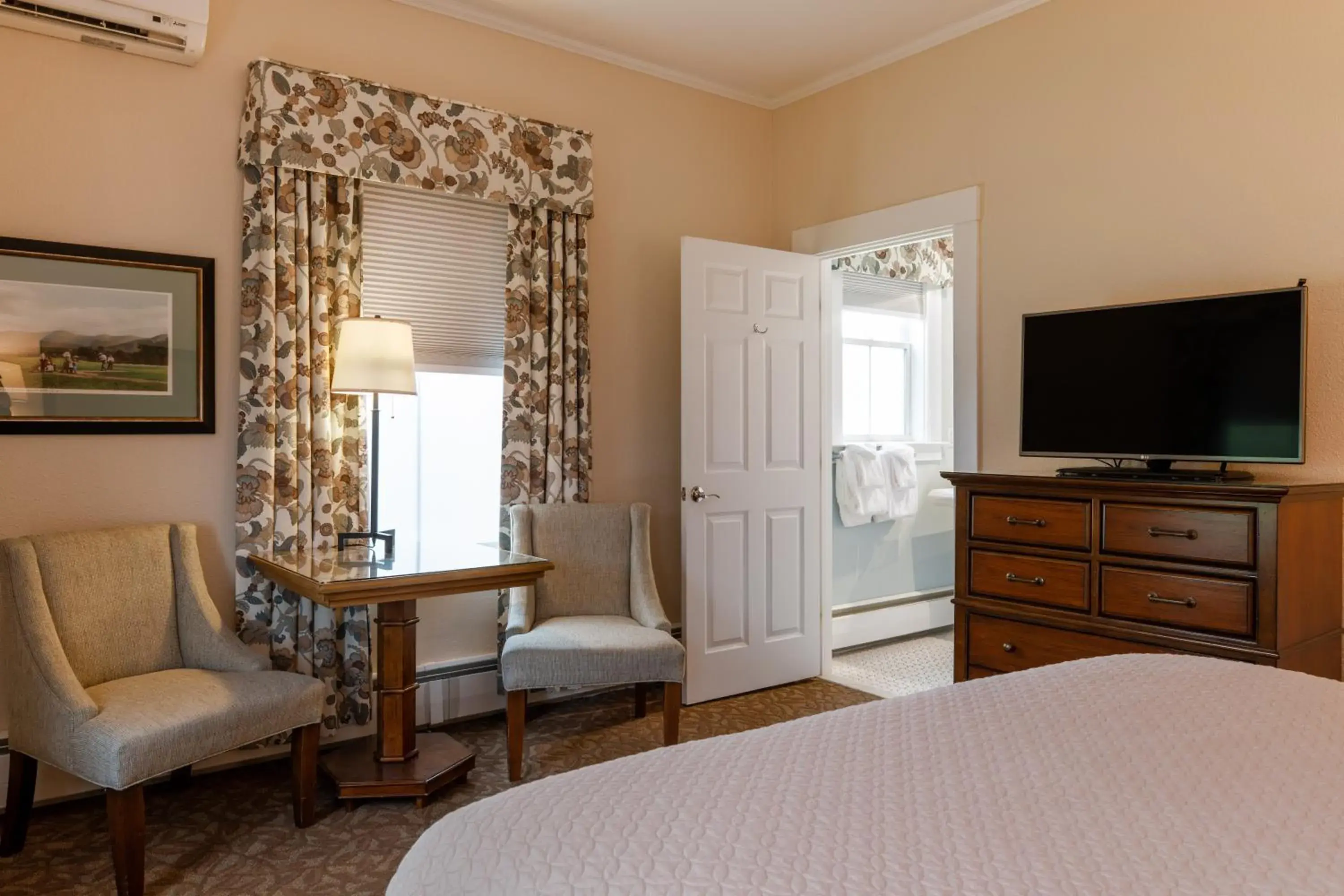 TV and multimedia, Bed in Mountain View Grand Resort & Spa TV and multimedia, Bed in Mountain View Grand Resort & Spa