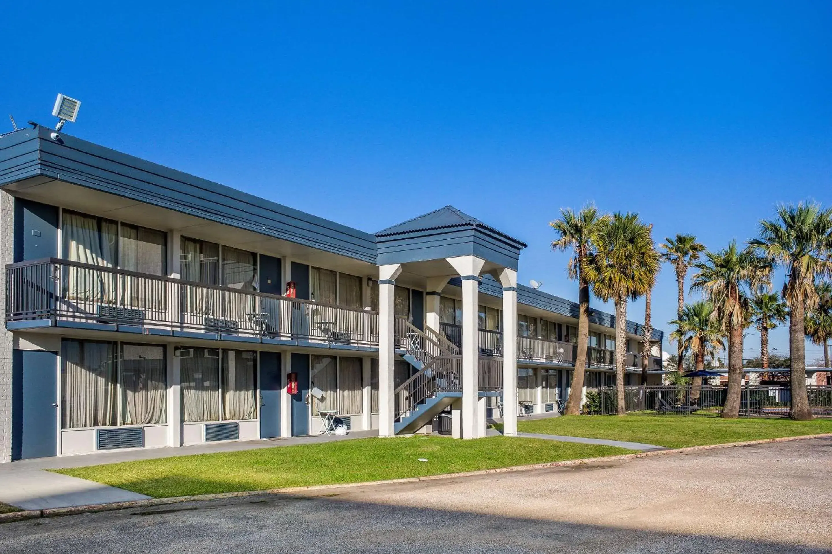 Property building in Quality Inn Pasadena - Houston East Property building in Quality Inn Pasadena - Houston East