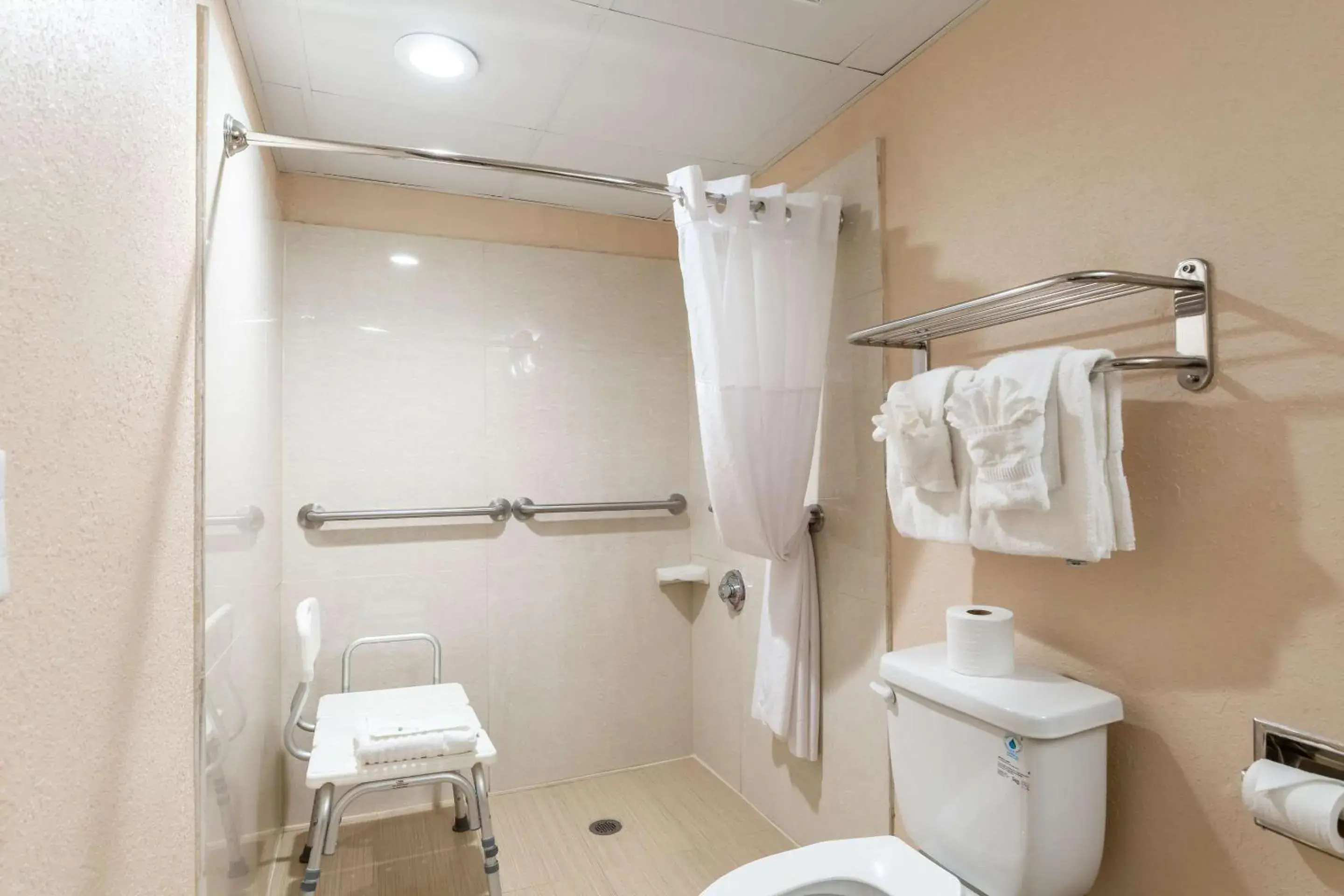 Standard King Room - Mobility Accessible/Non-Smoking in Quality Inn Pasadena - Houston East Standard King Room - Mobility Accessible/Non-Smoking in Quality Inn Pasadena - Houston East