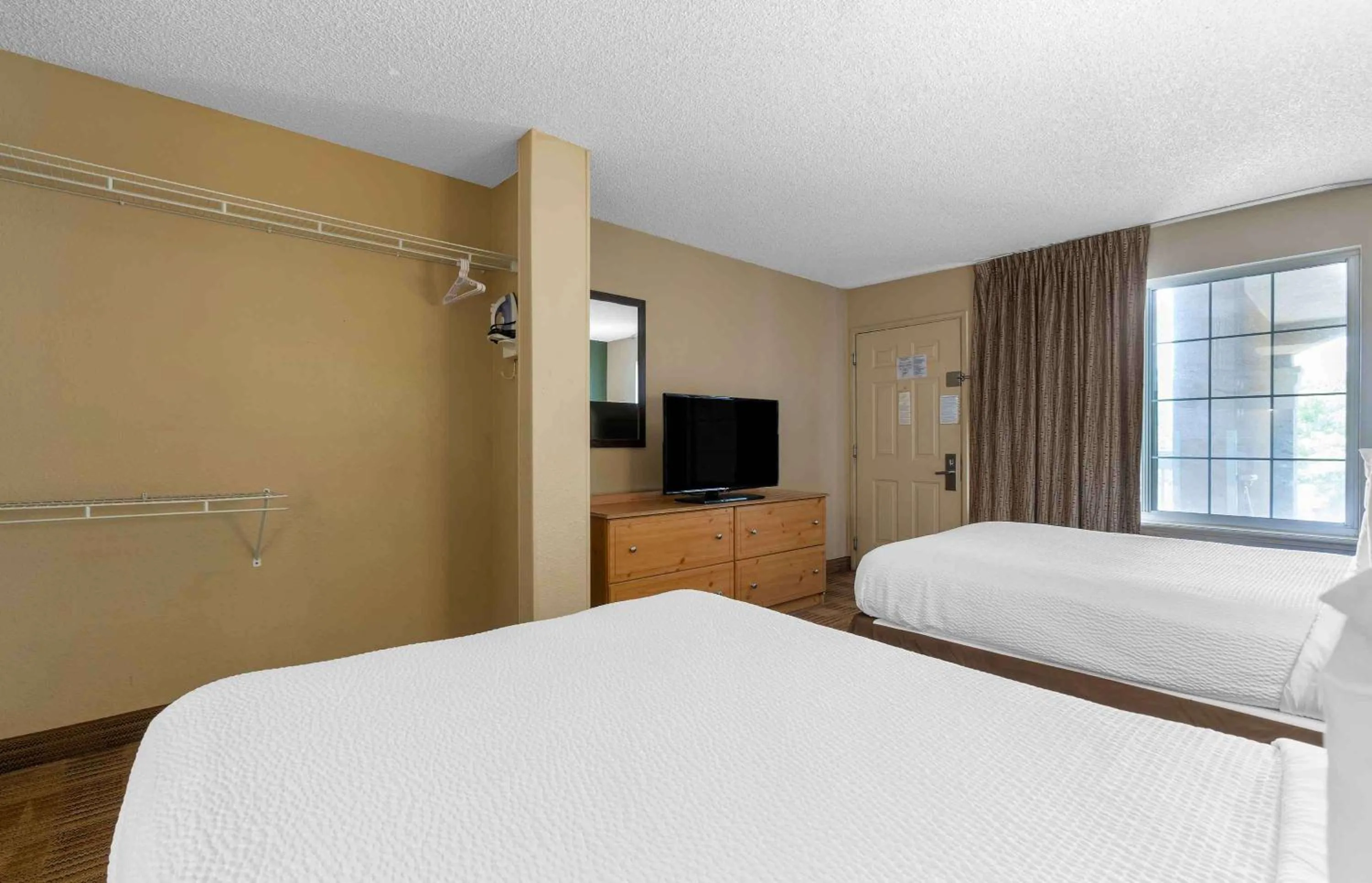 Bedroom, Bed in Extended Stay America Suites - Sacramento - South Natomas