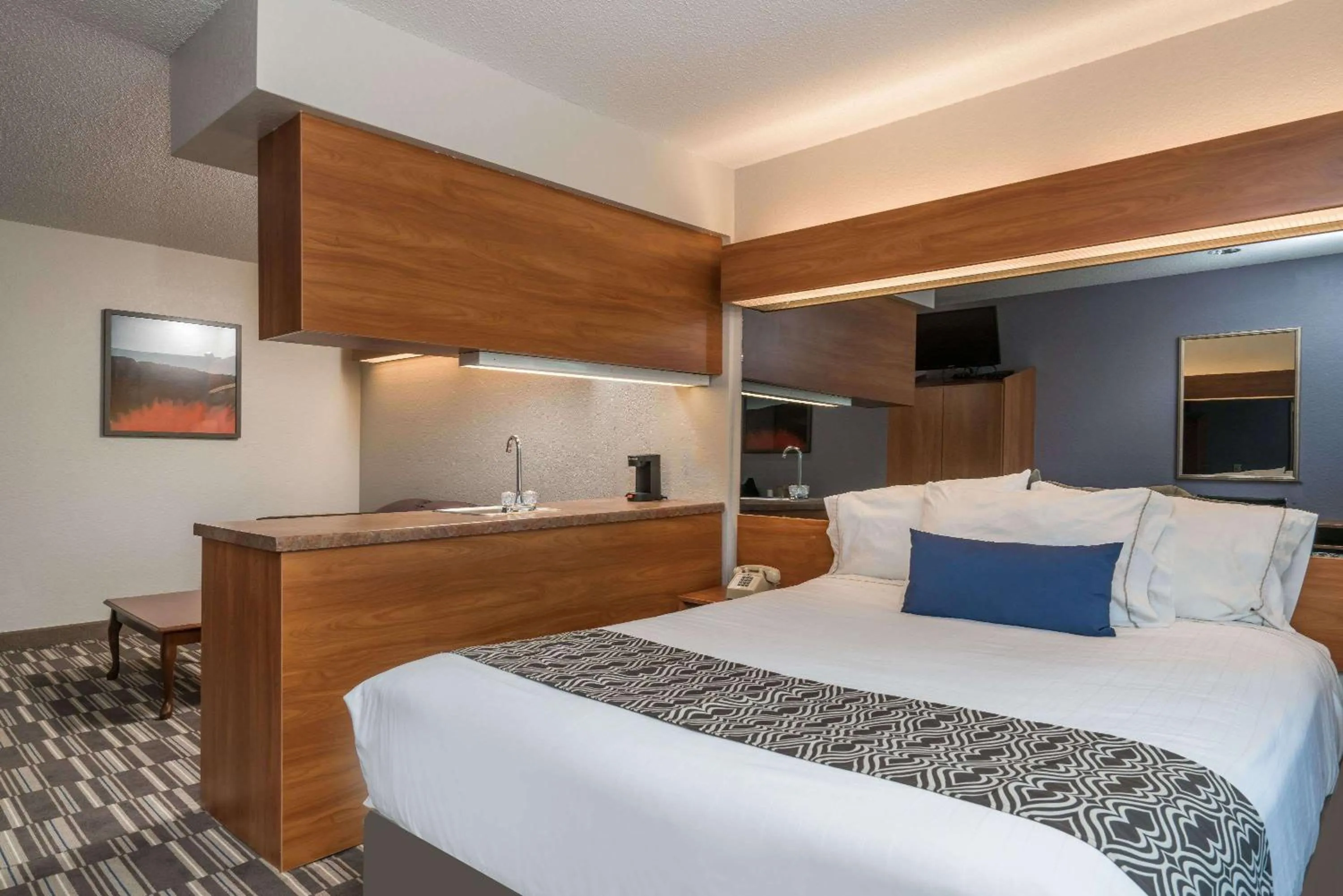 Photo of the whole room, Bed in Microtel Inn & Suites by Wyndham Springfield