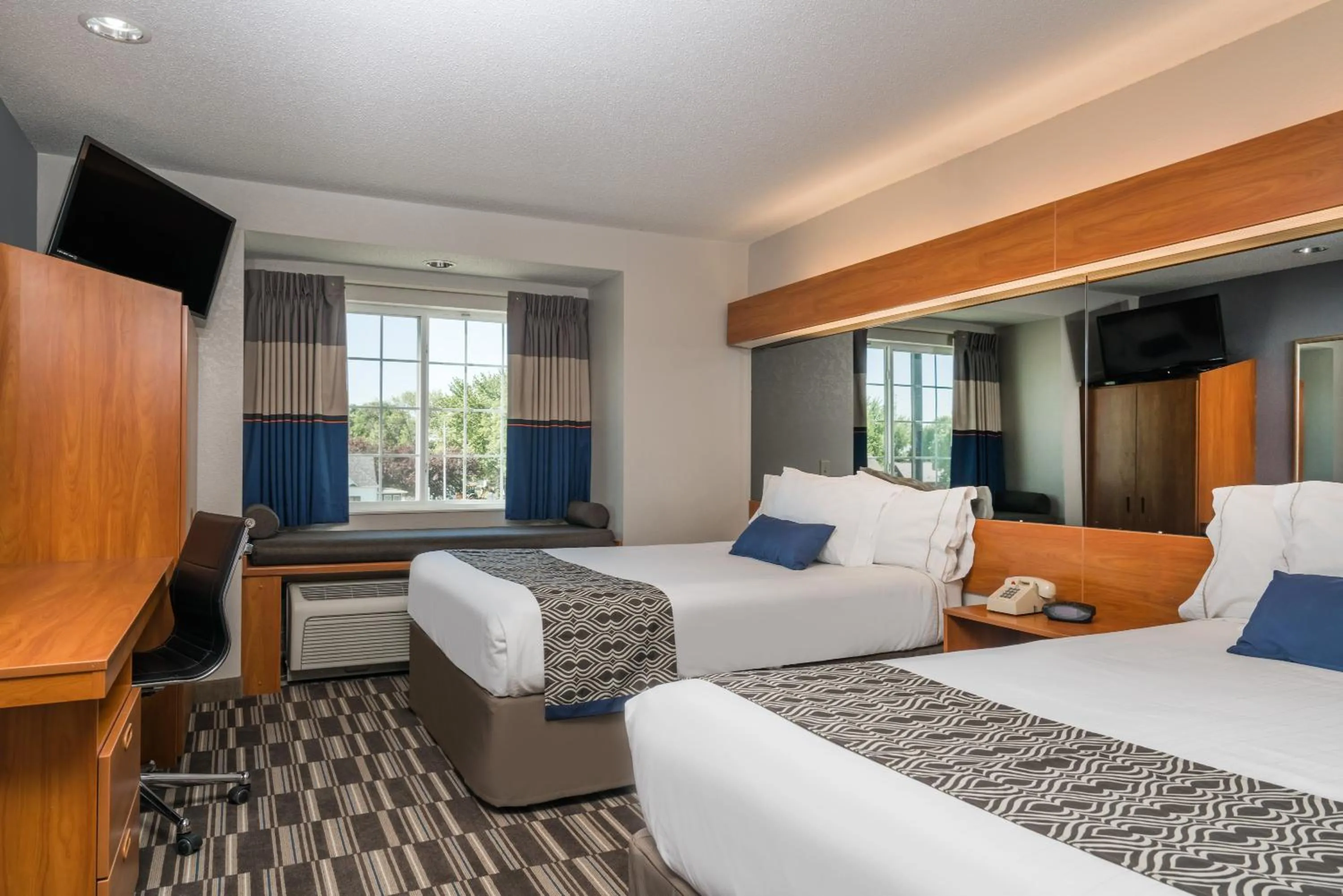 Photo of the whole room, Bed in Microtel Inn & Suites by Wyndham Springfield
