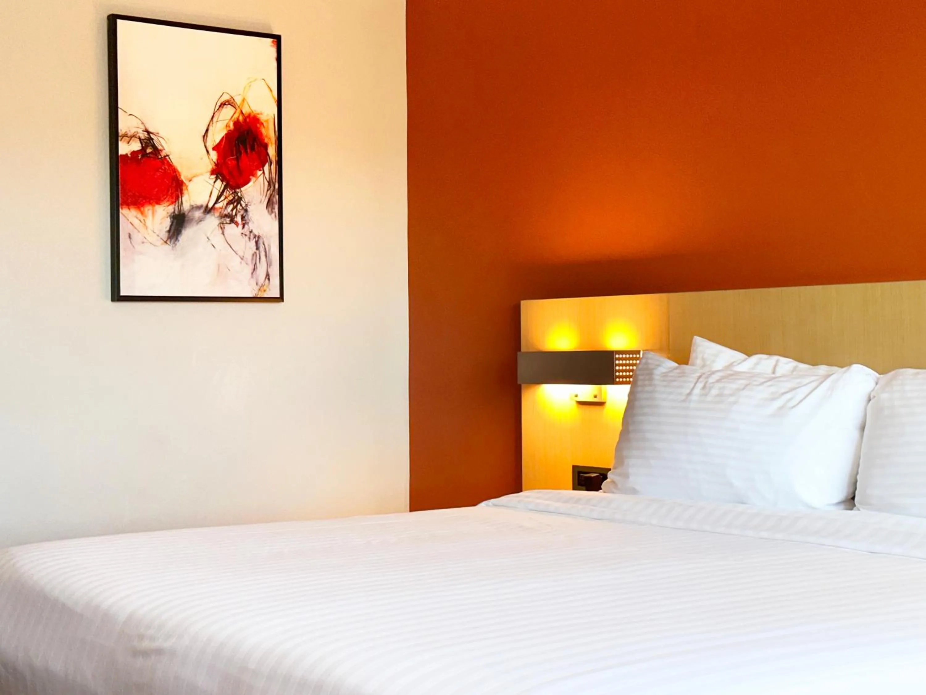 Bed in Lincoln Hotel Monterey Park Los Angeles