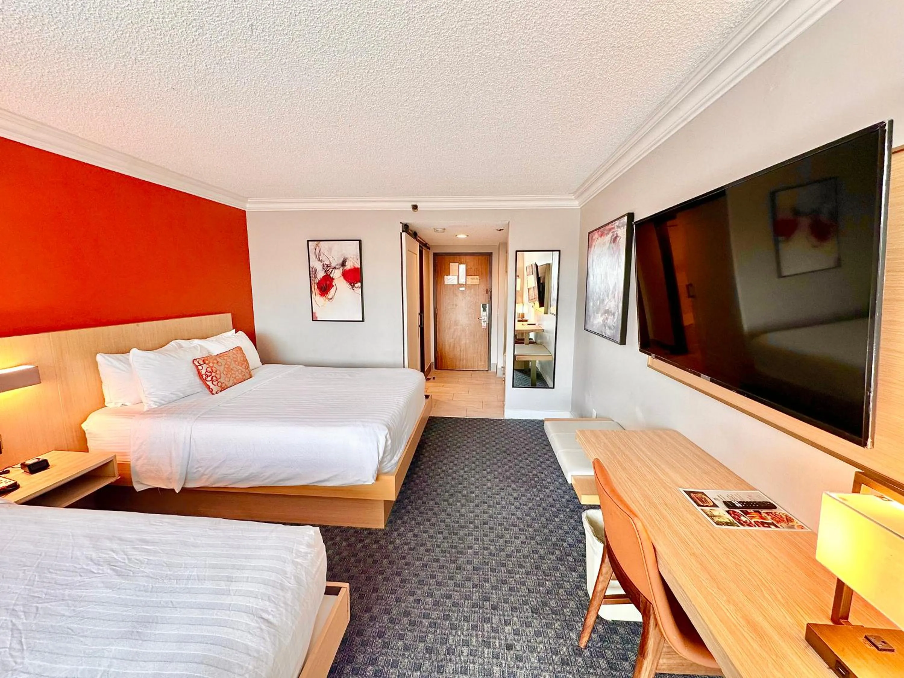 Photo of the whole room, Bed in Lincoln Hotel Monterey Park Los Angeles