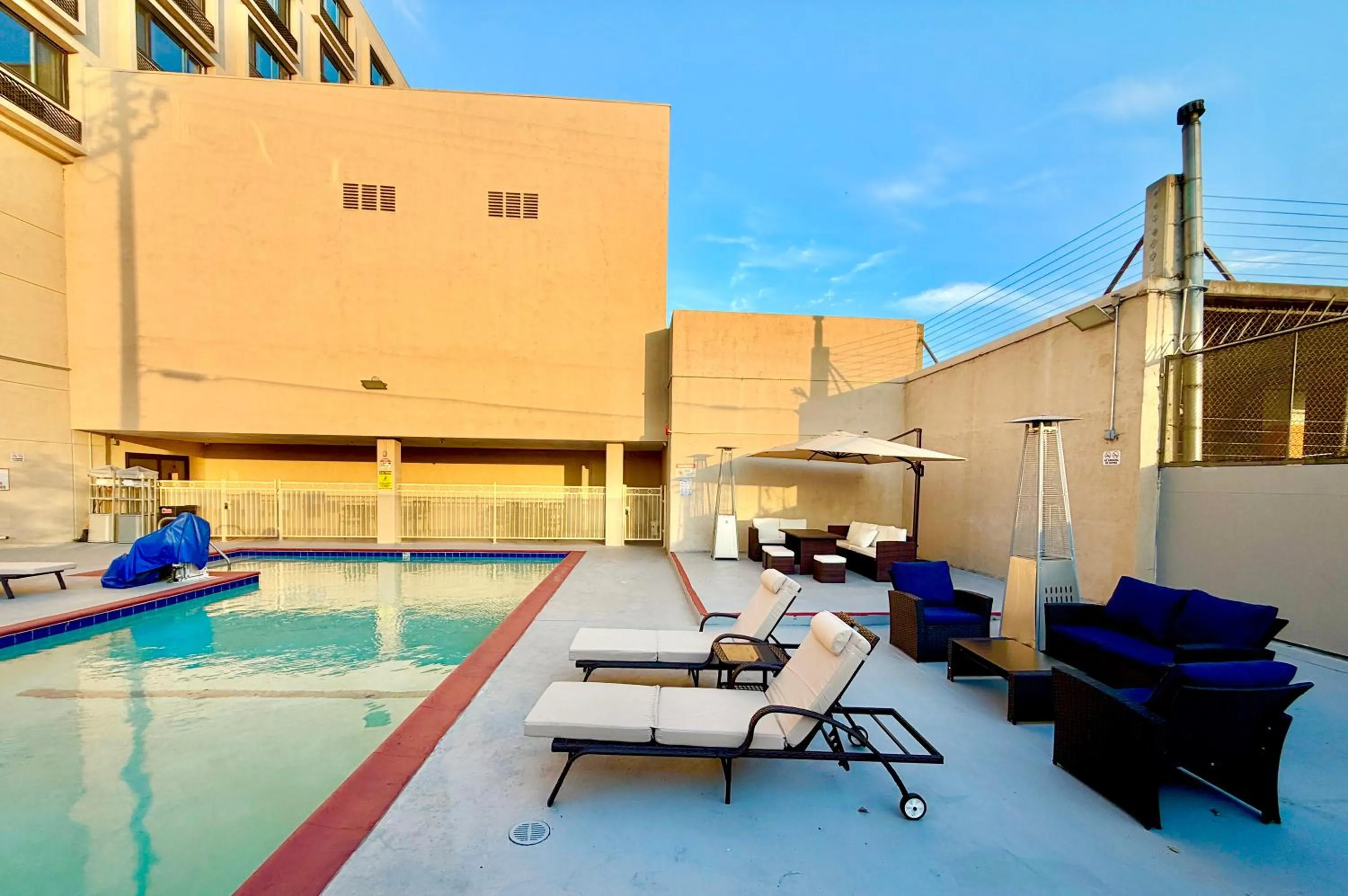 Swimming pool in Lincoln Hotel Monterey Park Los Angeles