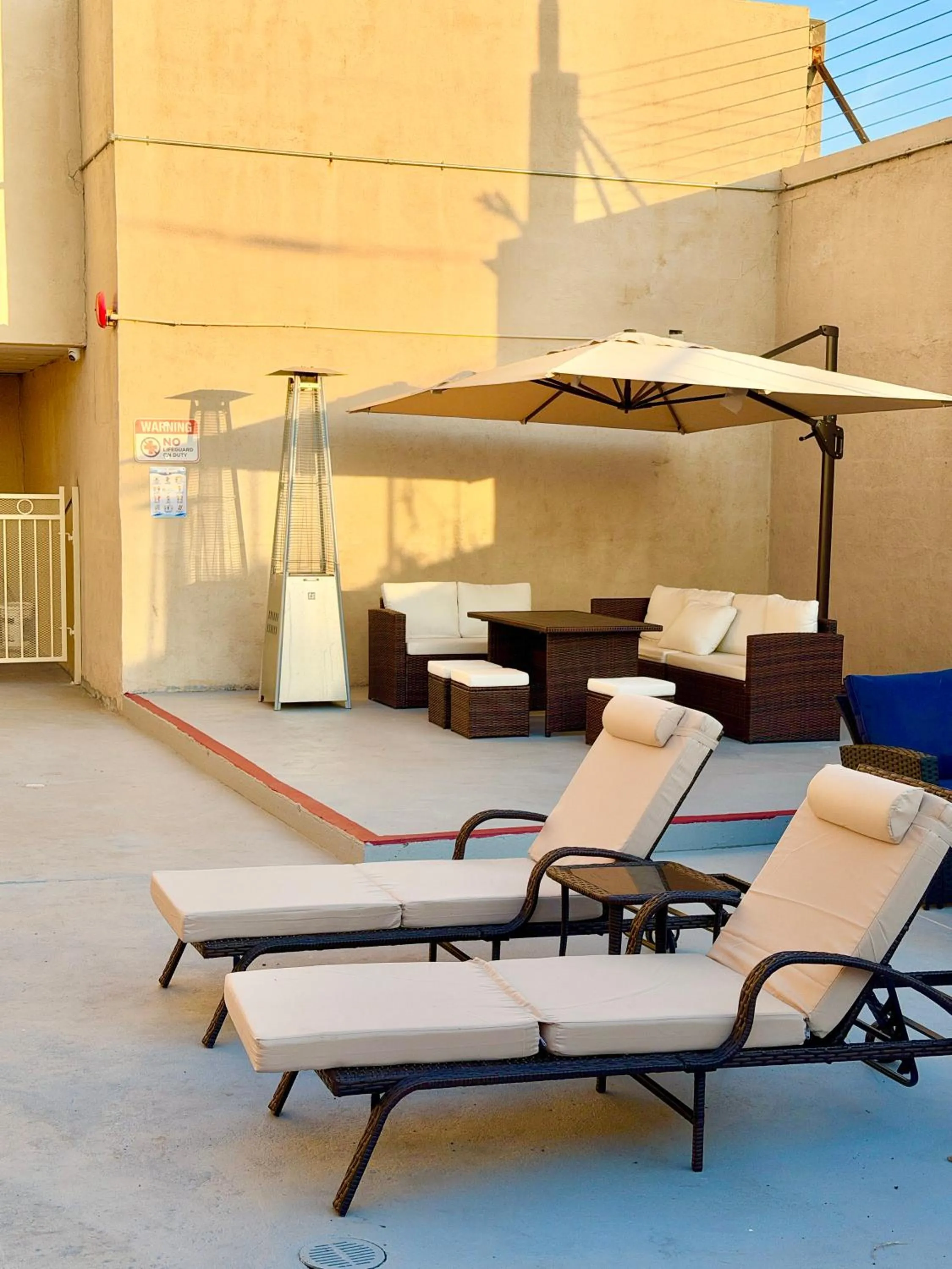 Swimming pool in Lincoln Hotel Monterey Park Los Angeles