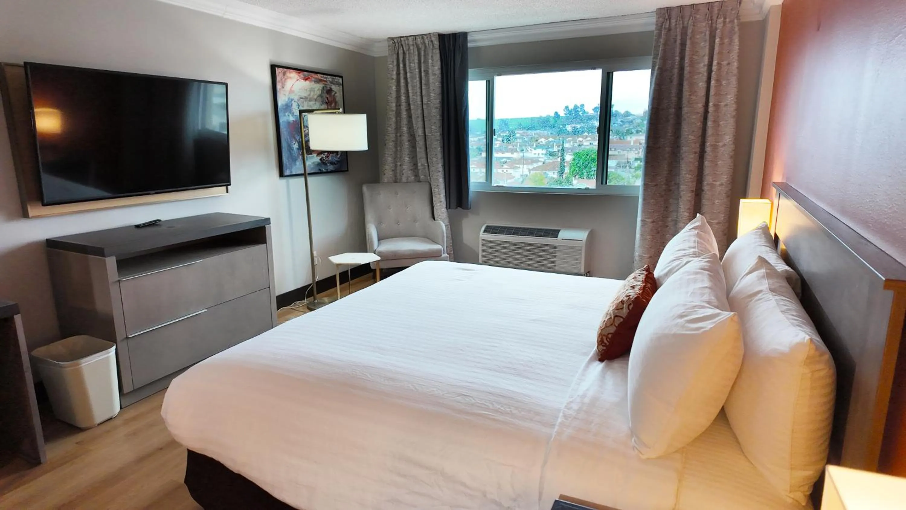 Photo of the whole room, Bed in Lincoln Hotel Monterey Park Los Angeles