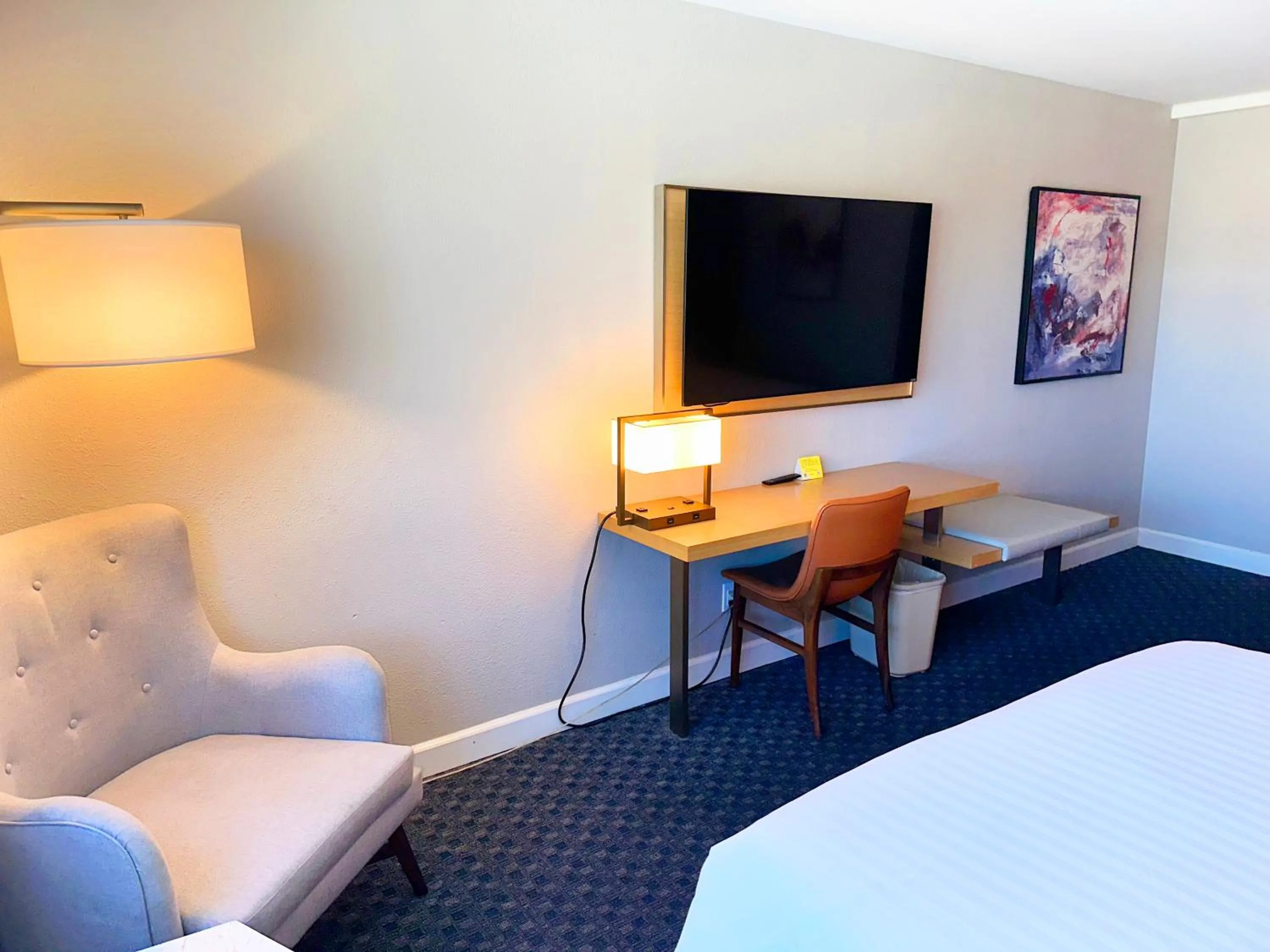 TV and multimedia, Bed in Lincoln Hotel Monterey Park Los Angeles