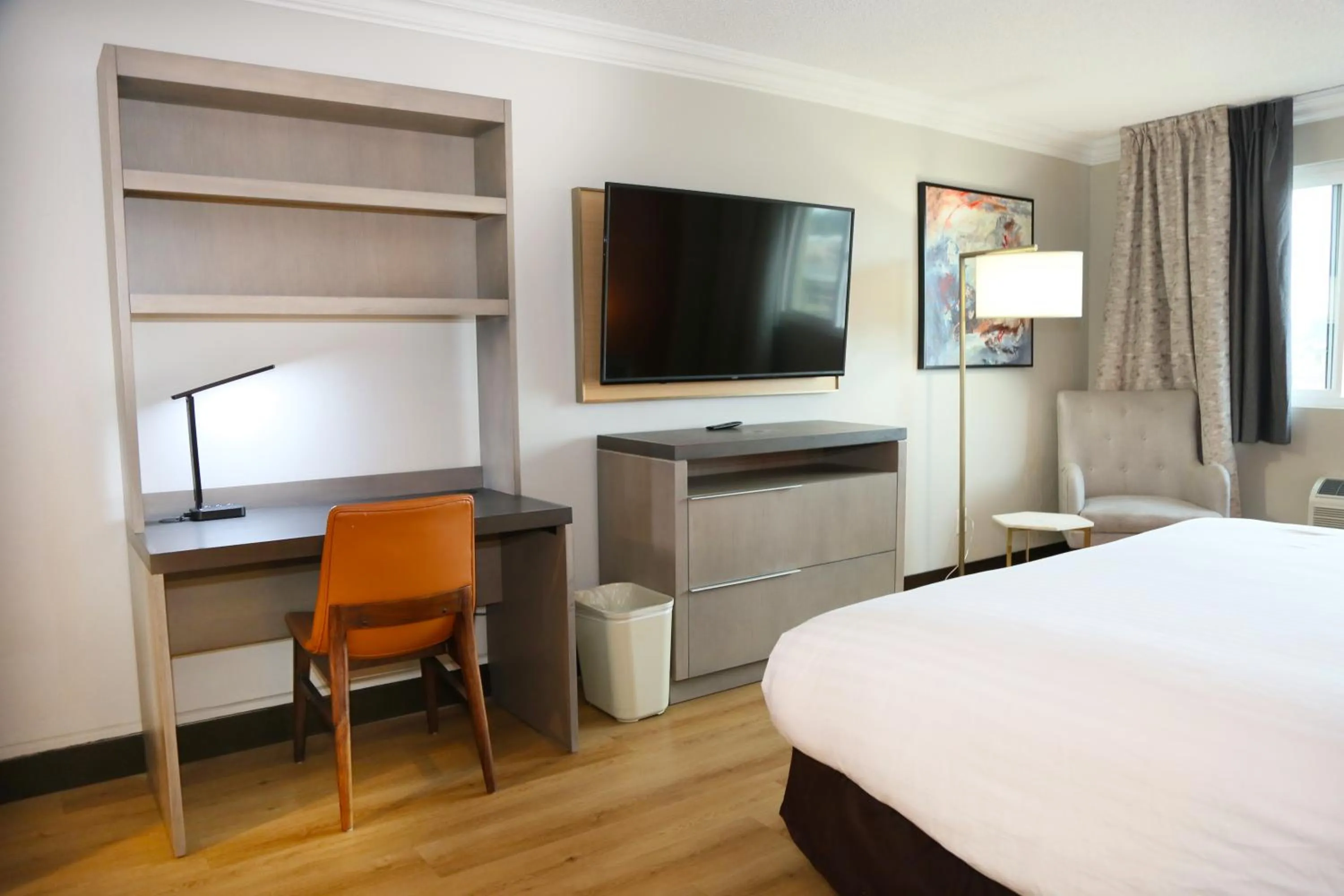 TV and multimedia, Bed in Lincoln Hotel Monterey Park Los Angeles
