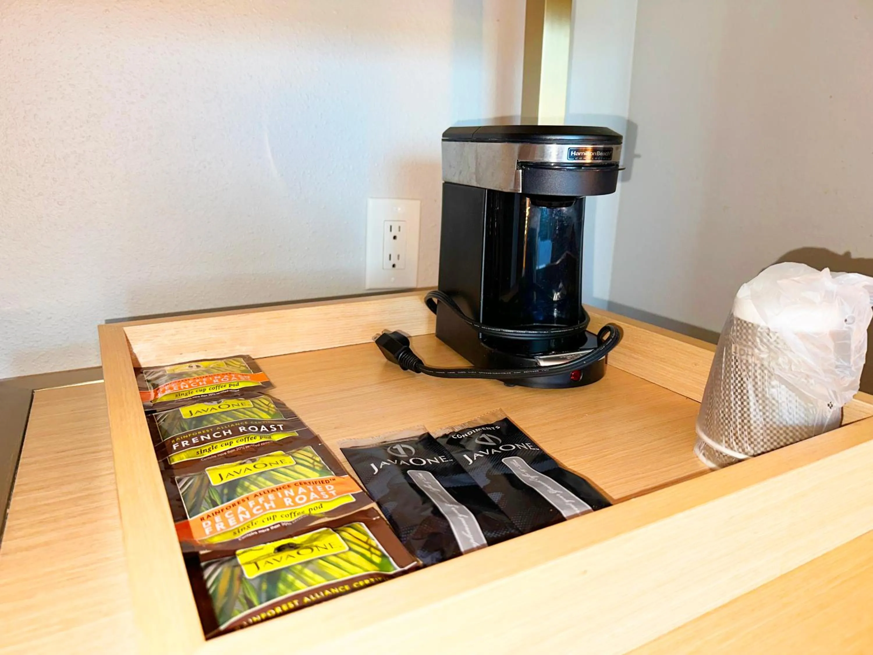 Coffee/tea facilities in Lincoln Hotel Monterey Park Los Angeles