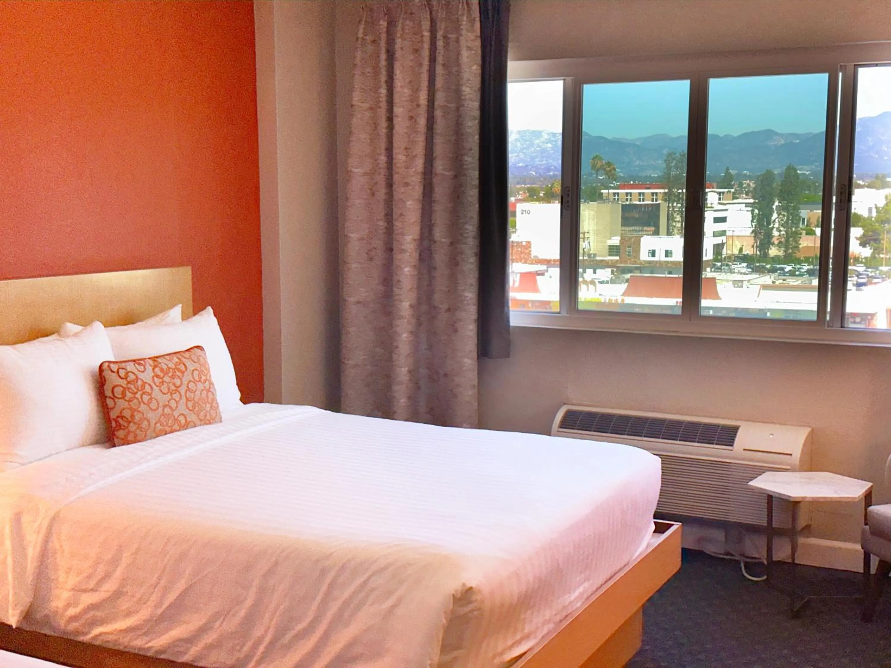 Mountain view, Bed in Lincoln Hotel Monterey Park Los Angeles