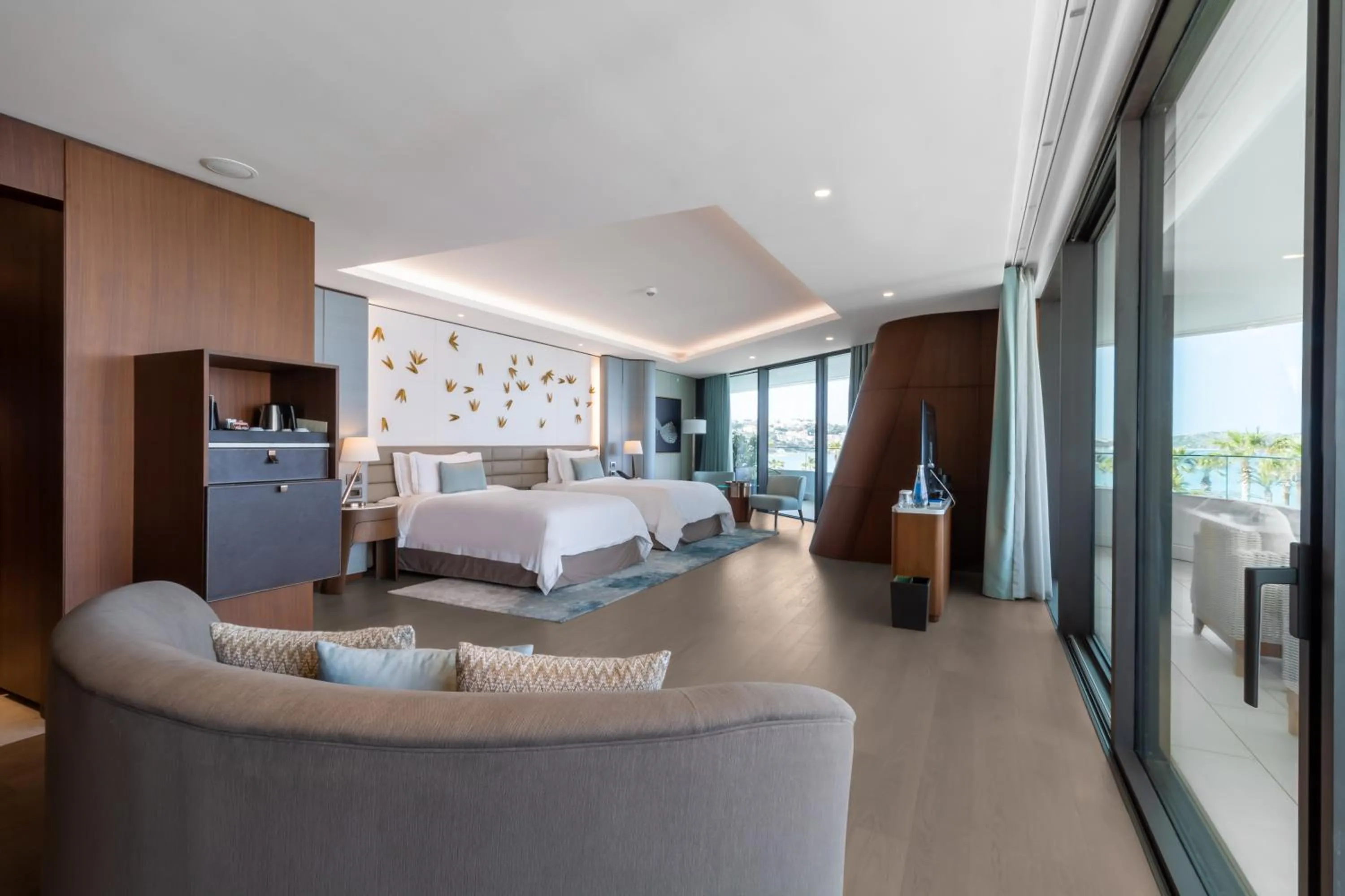 TV and multimedia in Reges, a Luxury Collection Resort & Spa, Cesme