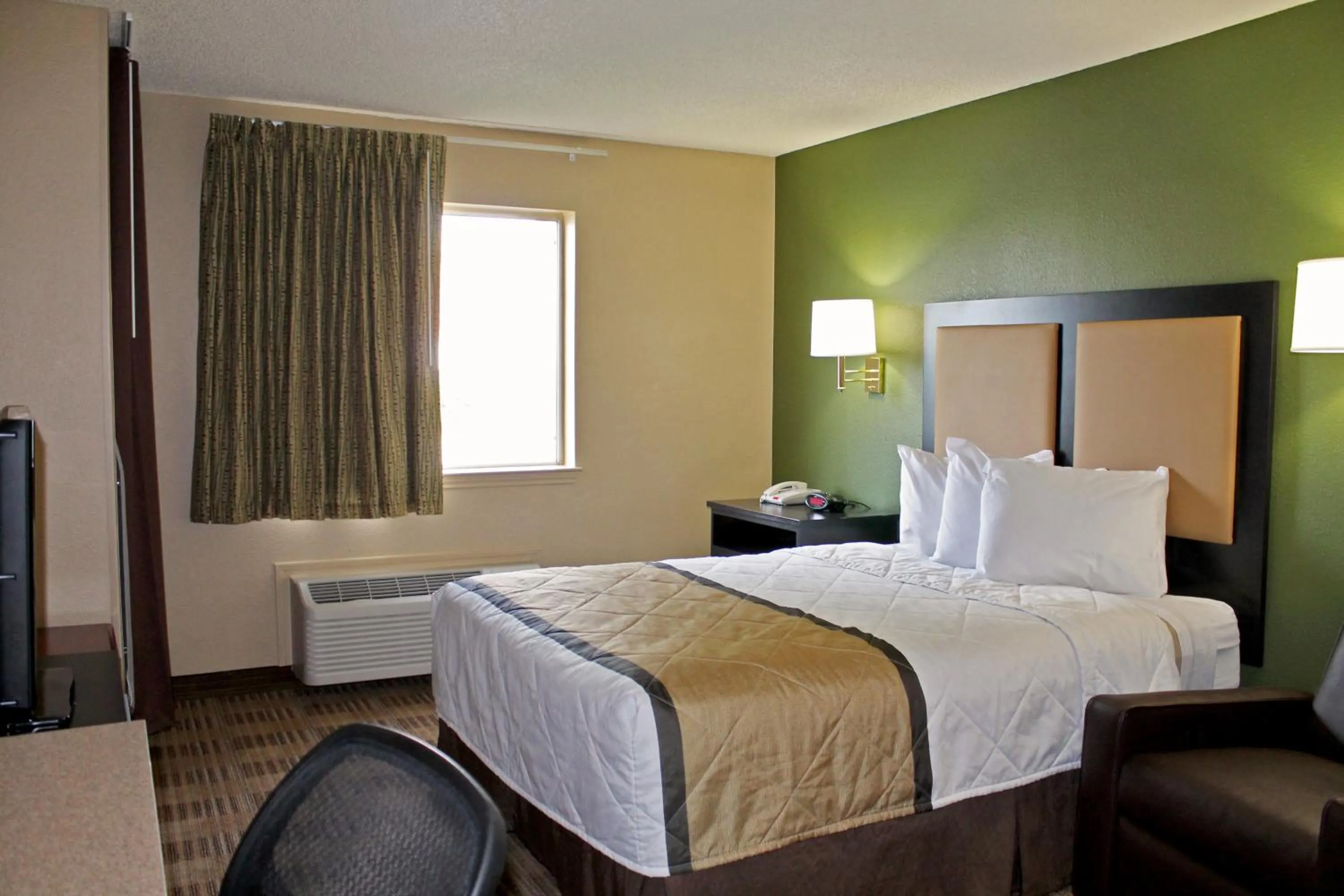 Bed in Extended Stay America Select Suites - Houston - Sugar Land