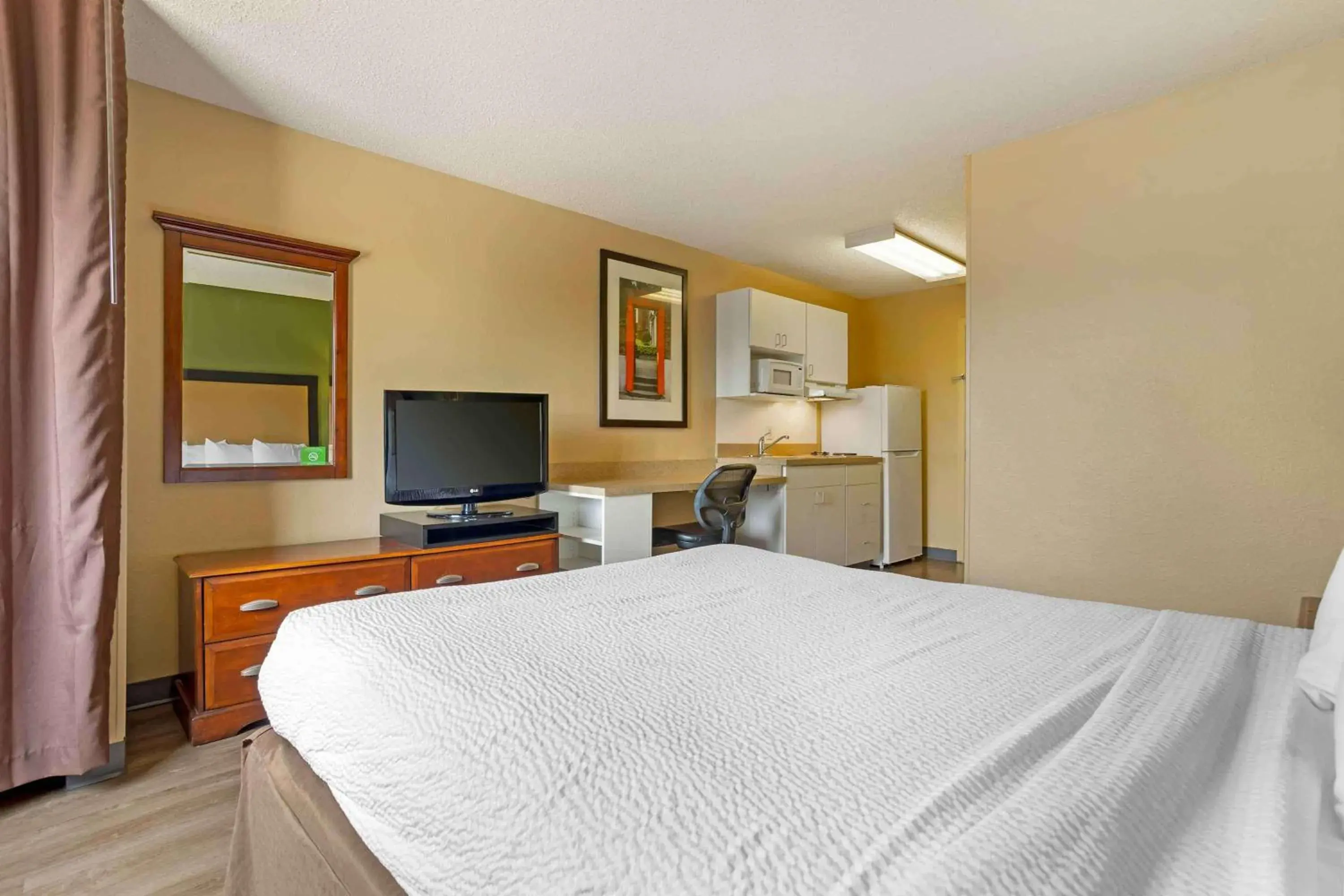 Bedroom, Bed in Extended Stay America Select Suites - Houston - Sugar Land Bedroom, Bed in Extended Stay America Select Suites - Houston - Sugar Land